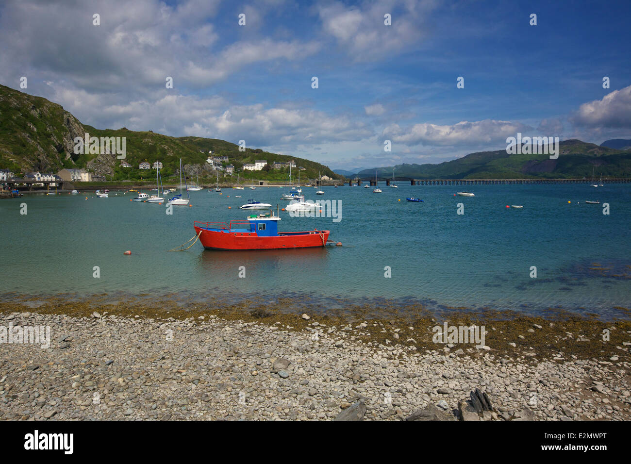 Bateau de pêche rouge Port Barmouth Barmouth Gwynedd au Pays de Galles UK Banque D'Images