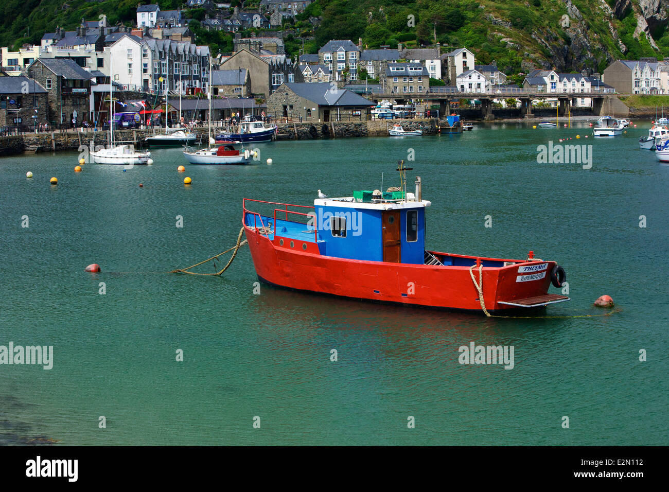 Bateau de pêche rouge Port Barmouth Barmouth Gwynedd au Pays de Galles UK Banque D'Images