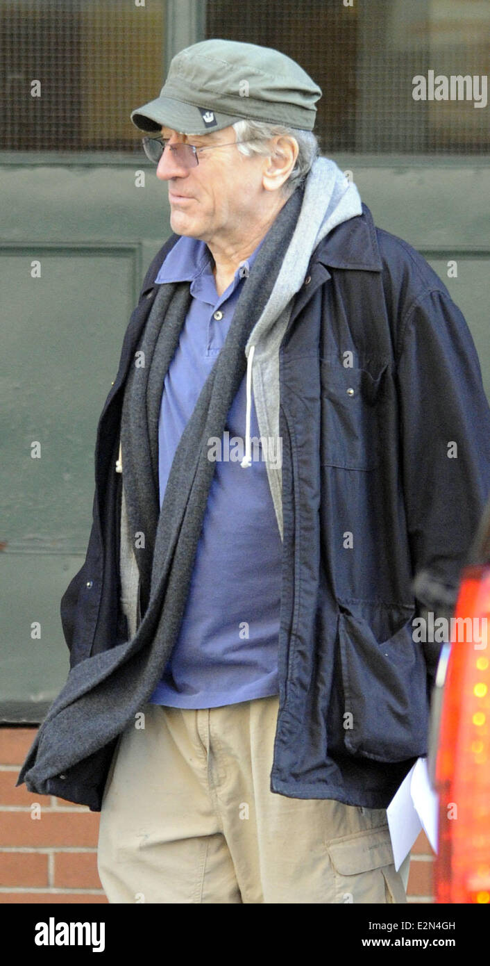 Un cadre habillé Robert De Niro dit au revoir à ses amis pendant qu'il part  d'un hôtel du centre-ville de New York avec : Robert De Niro Où : London,  United States