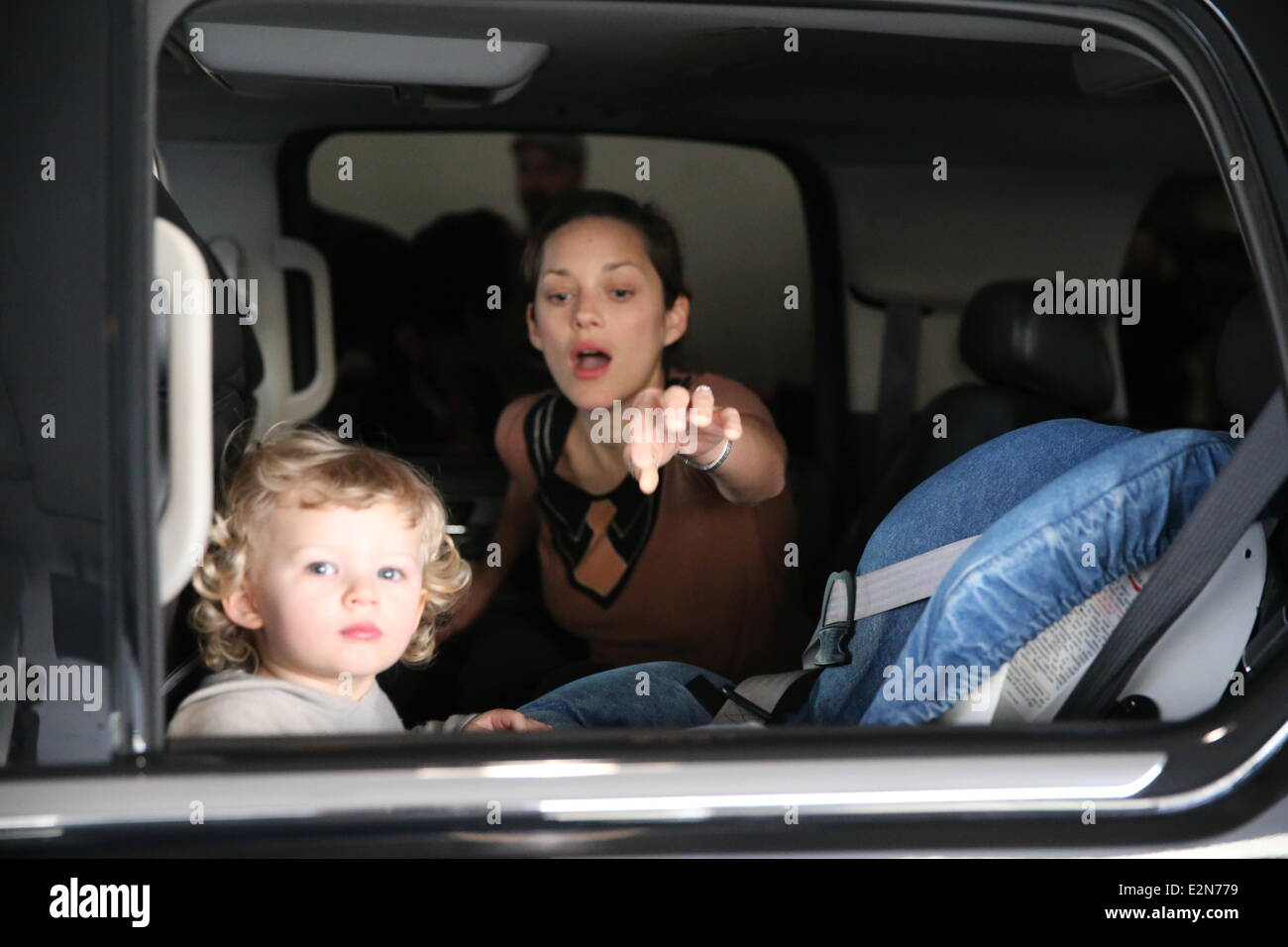 Marion Cotillard et son partenaire Guillaume Canet et son fils Marcel Canet arrivent à l'Aéroport International de Los Angeles (LAX) Fea Banque D'Images