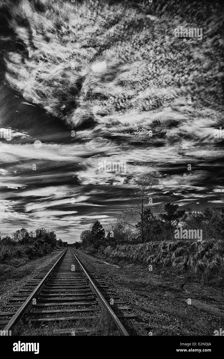 Une version noir et blanc d'un chemin de fer disparaissant dans un contexte surréaliste Banque D'Images