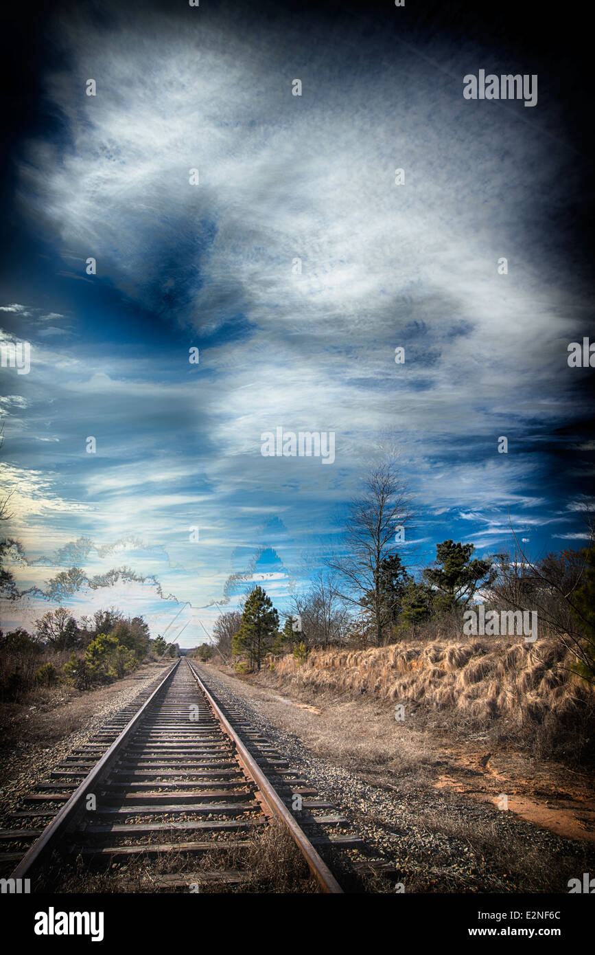 Une version couleur d'un chemin de fer disparaissant dans un contexte surréaliste Banque D'Images