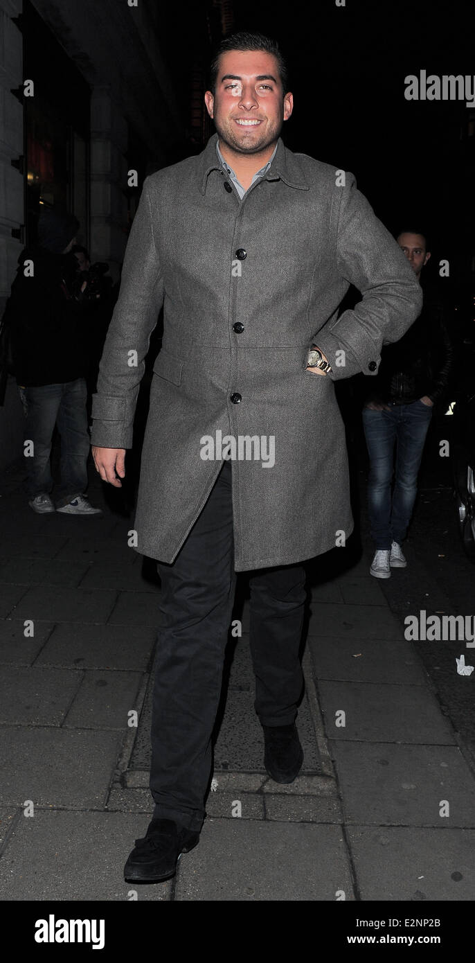 Mark Wright quitte la May Fair Hotel avec des amis et des chefs pour Aura de nuit pour célébrer son 26e anniversaire avec : James 'Arg' Argent Où : London, Royaume-Uni Quand : 15 Jan 2013 Banque D'Images