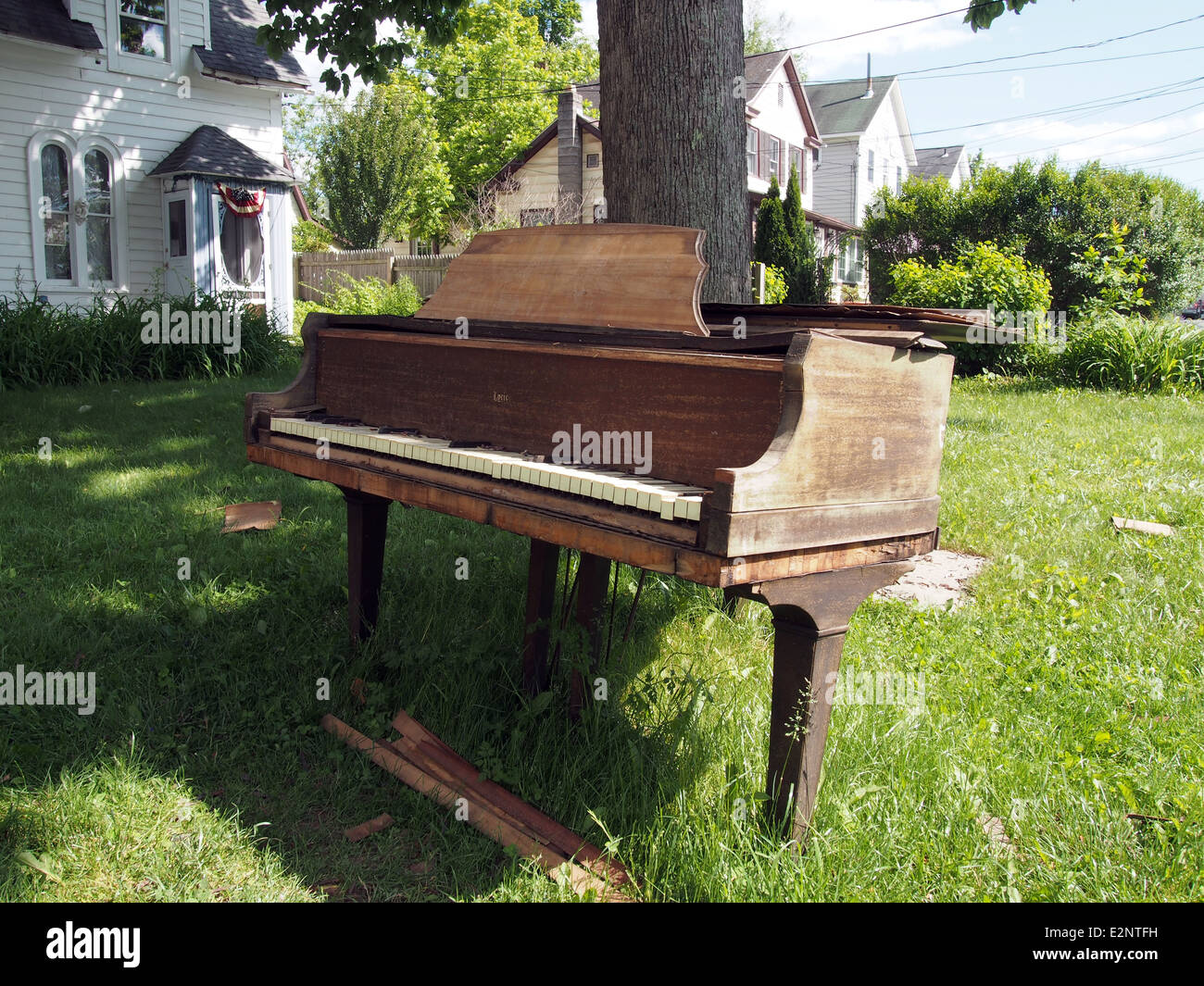 Broken old grand piano est laissé pour le détritus sur une cour avant pelouse  à Woodstock, New York, USA, le 7 juin 2014, © Katharine Andriotis Photo  Stock - Alamy