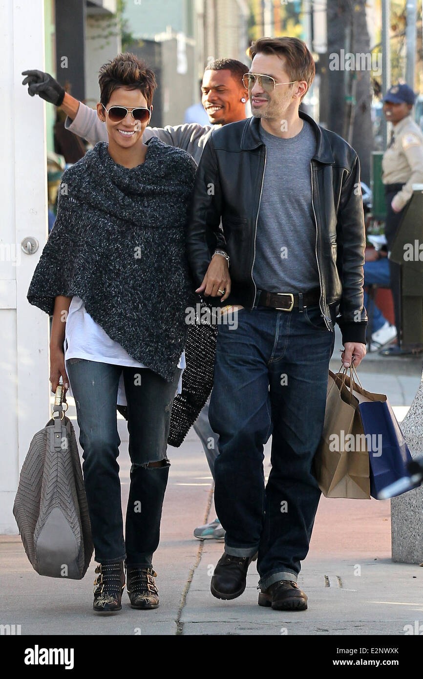 Halle Berry et son beau Olivier Martinez vu shopping sur Abbot Kinney dans Venice Beach comprend : Halle Berry, Olivier Martinez Où : Los Angeles, California, United States Quand : 18 Jan 2013om Banque D'Images