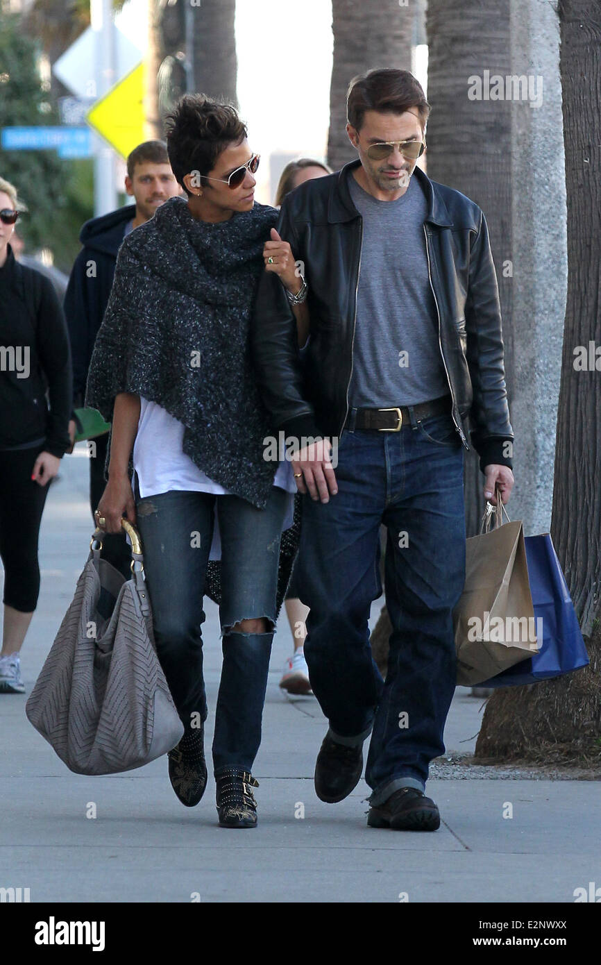 Halle Berry et son beau Olivier Martinez vu shopping sur Abbot Kinney dans Venice Beach comprend : Halle Berry, Olivier Martinez Où : Los Angeles, California, United States Quand : 18 Jan 2013 Banque D'Images