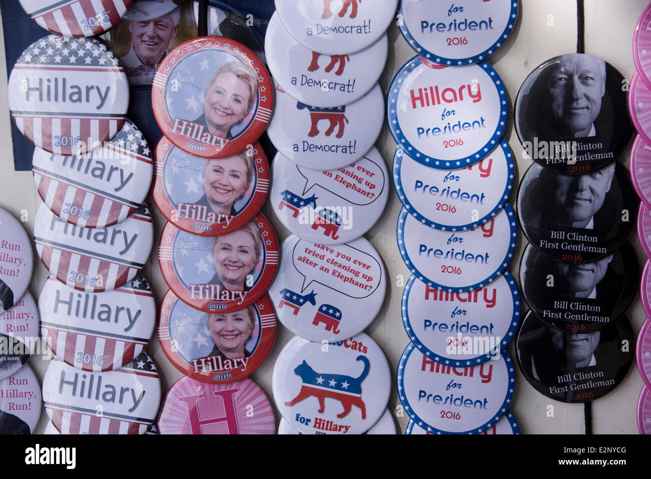 Boutons de la campagne pour l'ancienne Première Dame, et le secrétaire d'Etat américaine Hillary Clinton à l'improviste pour nous laisser entrevoir la possibilité d'exécuter le président en 2016. Banque D'Images