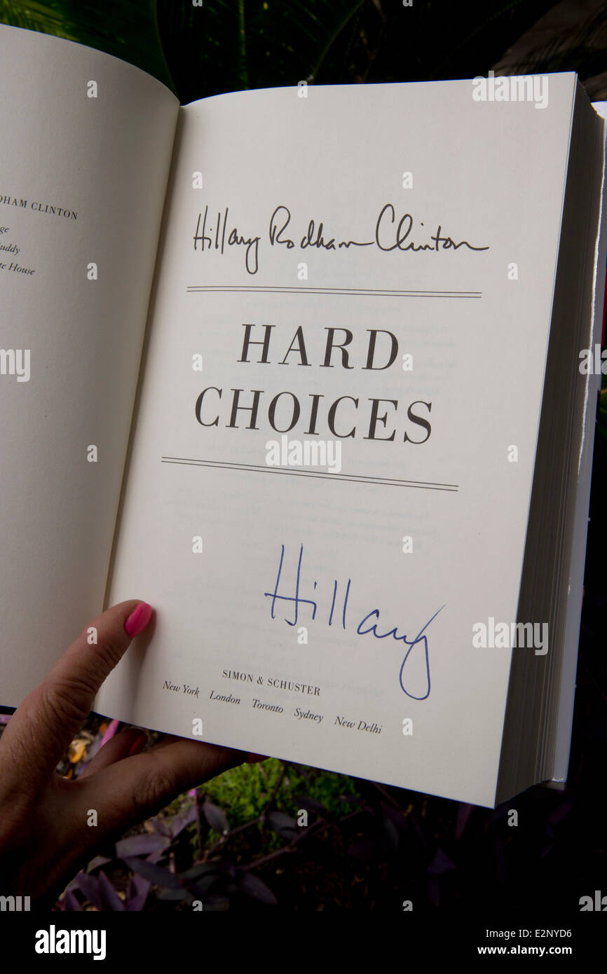 Femme montre copie signée de l'ancienne Première Dame et secrétaire d'État américaine Hillary Rodham Clinton's new book, "Des choix difficiles." Banque D'Images