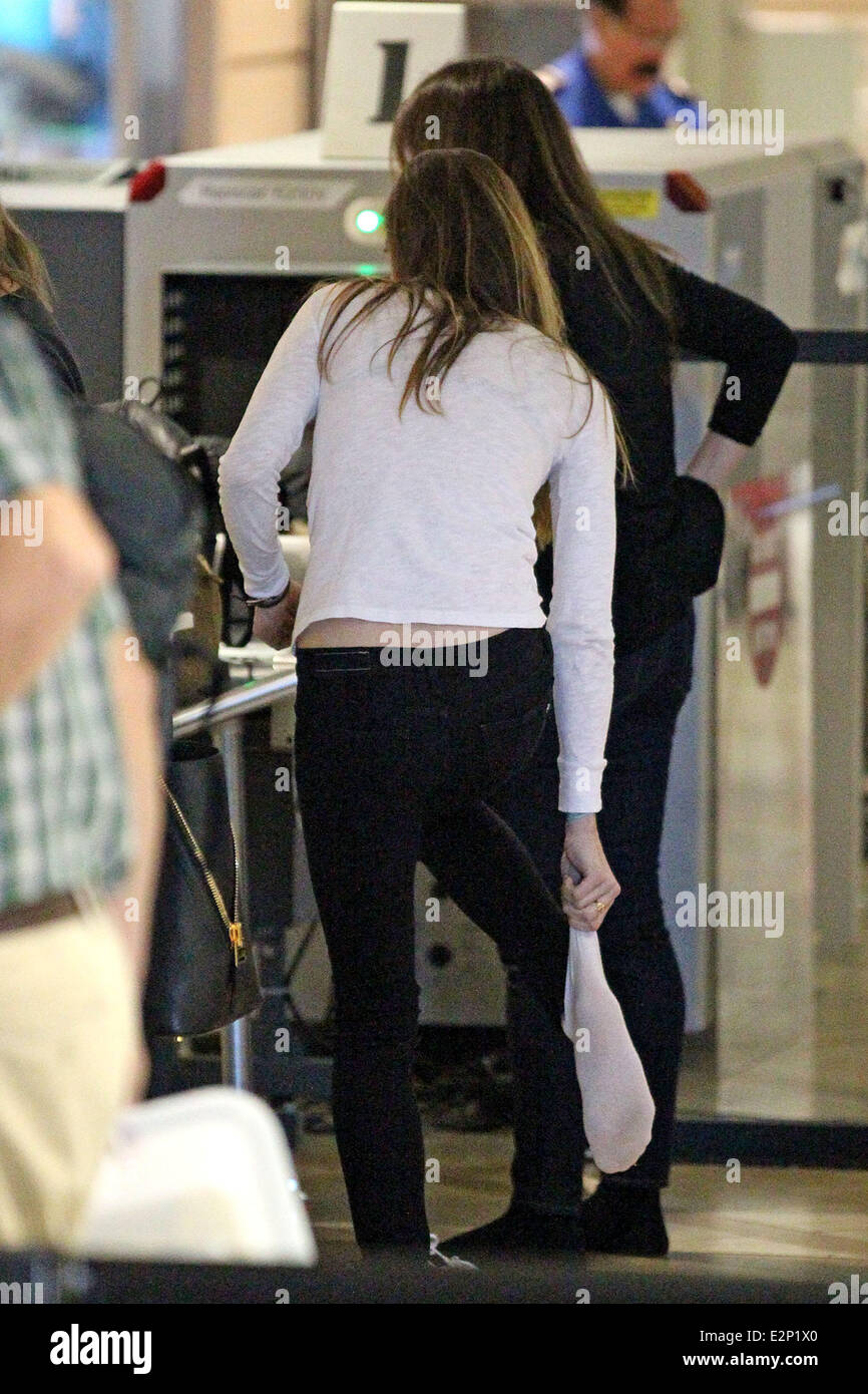 Les célébrités arrivent à l'aéroport de LAX et passent par le point de contrôle de sécurité avec : Jennifer Carpenter Où : Los Angeles, California, United States Quand : 21 Jan 2013 Banque D'Images