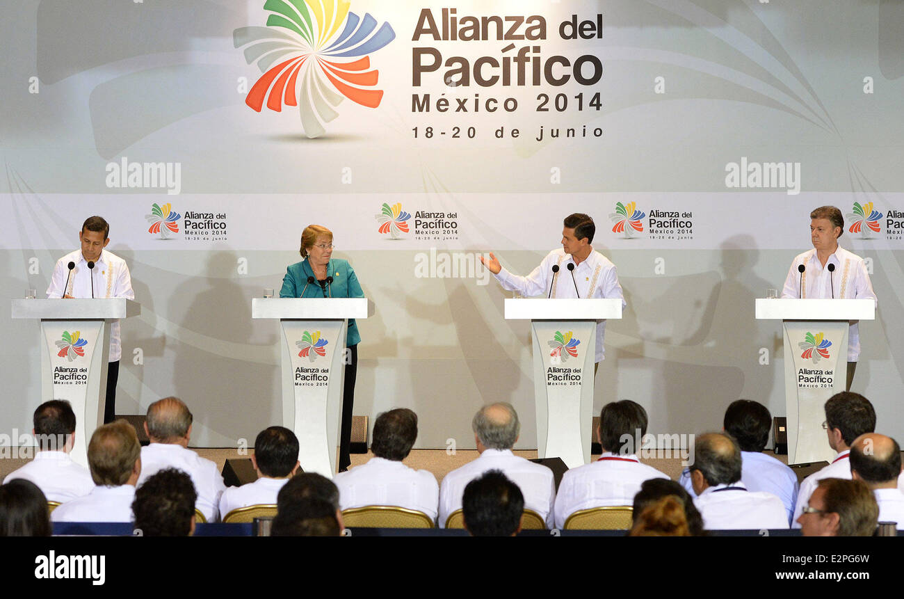 Nayarit, Mexique. 20 Juin, 2014. Image fournie par la Présidence du Chili montre le président du Pérou Ollanta Humala, la présidente du Chili Michelle Bachelet, le président du Mexique Enrique Pena Nieto et le président colombien Juan Manuel Santos, (de G à D), participant au 9ème Alliance du Pacifique (PA) Sommet, à Punta Mita, Nayarit, Mexique, le 20 juin 2014. © Présidence du Chili/Xinhua/Alamy Live News Banque D'Images