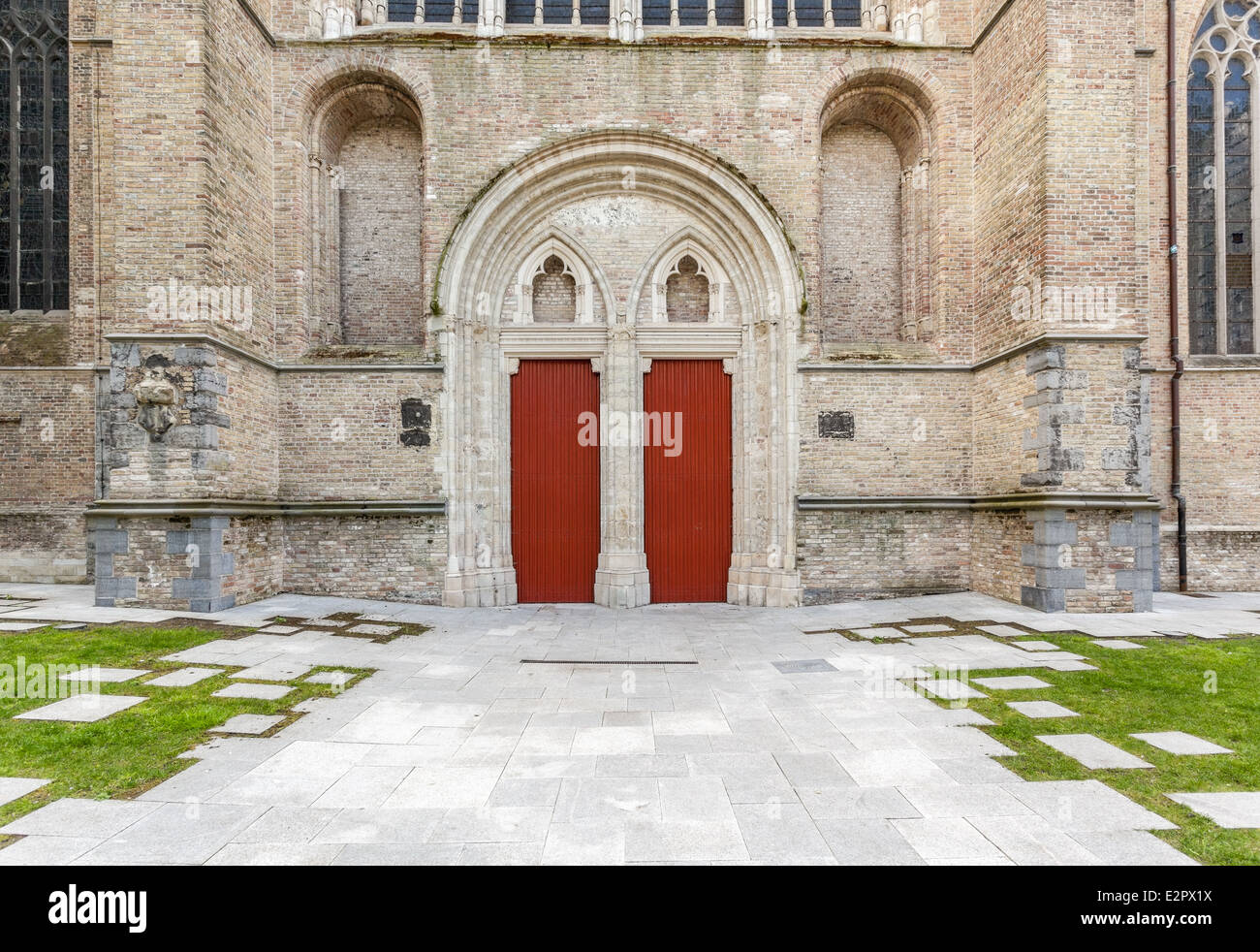 Dans Bruges il y a une église avec deux portes au coeur de la ville Banque D'Images