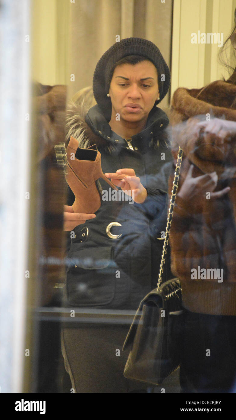 Geogette Eto'o, l'épouse de joueur de football Samuel Eto'o shopping à Milan comprend : Geogette Eto'o Où : Milan, Italie, Italie Quand : 12 févr. 2013 Banque D'Images