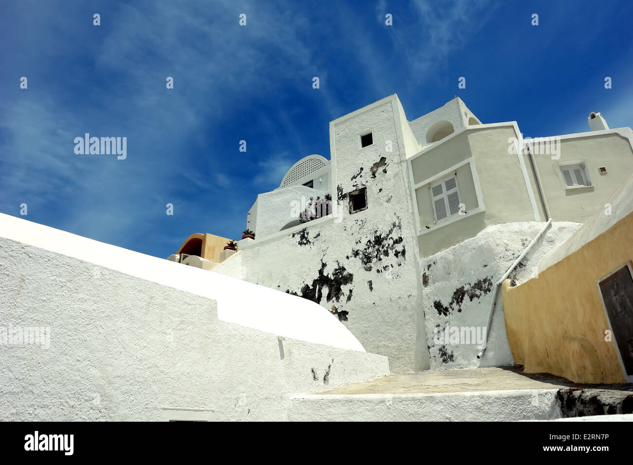 Maison blanche et des nuages sur l'île de Santorin. Banque D'Images