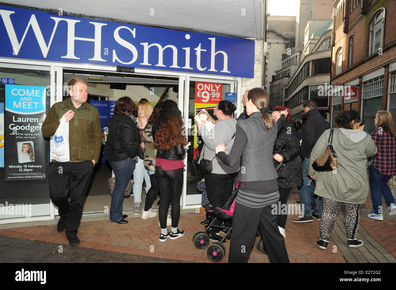 Lauren Goodger signe des exemplaires de son livre intitulé 'Secrets d'Essex Girl' à WHSmith avec : Lauren Goodger fans Où : Birmingham, Royaume-Uni Quand : 18 févr. 2013 Banque D'Images