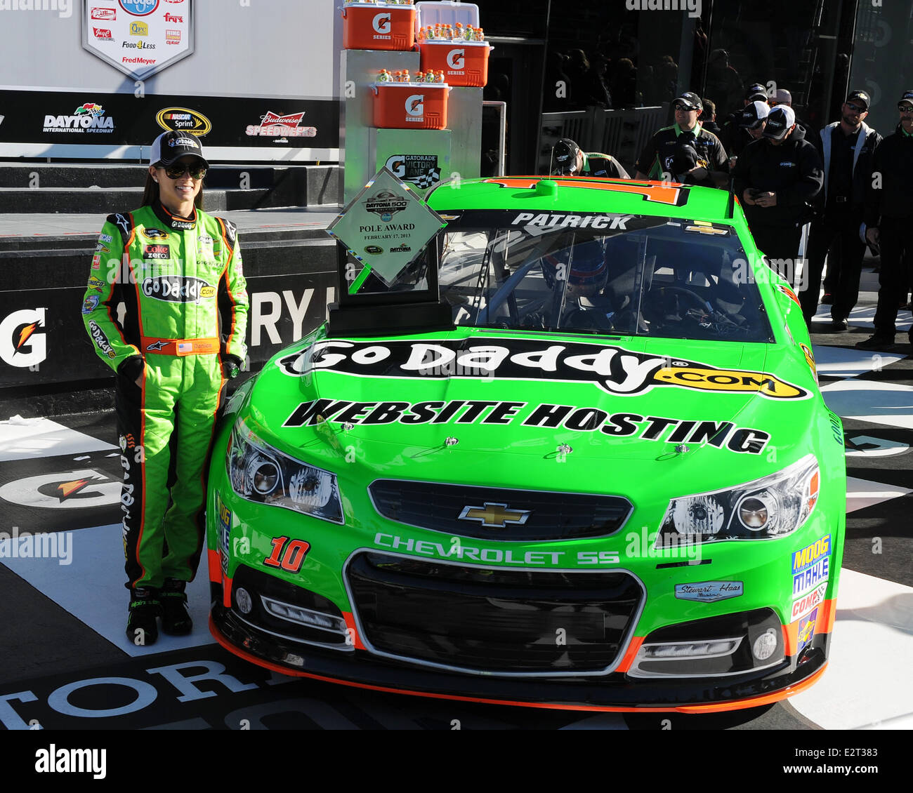 Danica Patrick pose après être devenu la première femme dans l'histoire de NASCAR pour gagner le pôle award pour la NASCAR Sprint Cup Series à Daytona 500 Daytona International Speedway En vedette : Danica Patrick Où : Daytona Beach, Florida, United States Quand : 17 Fe Banque D'Images