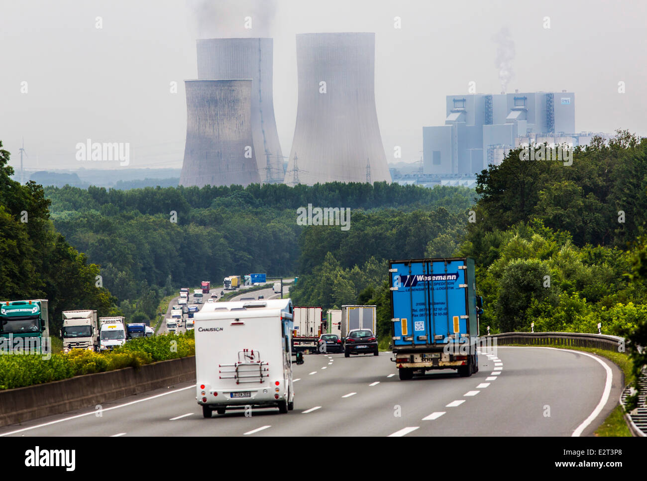 Le trafic sur l'autoroute A2, Hamm, Allemagne, coal power station Westfalen, tours de refroidissement, Banque D'Images