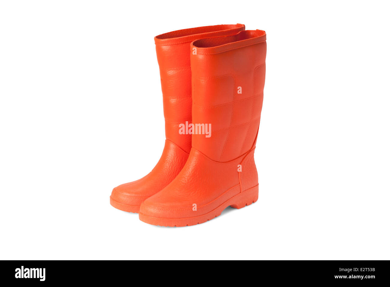 Bottes en caoutchouc orange sur fond blanc Banque D'Images