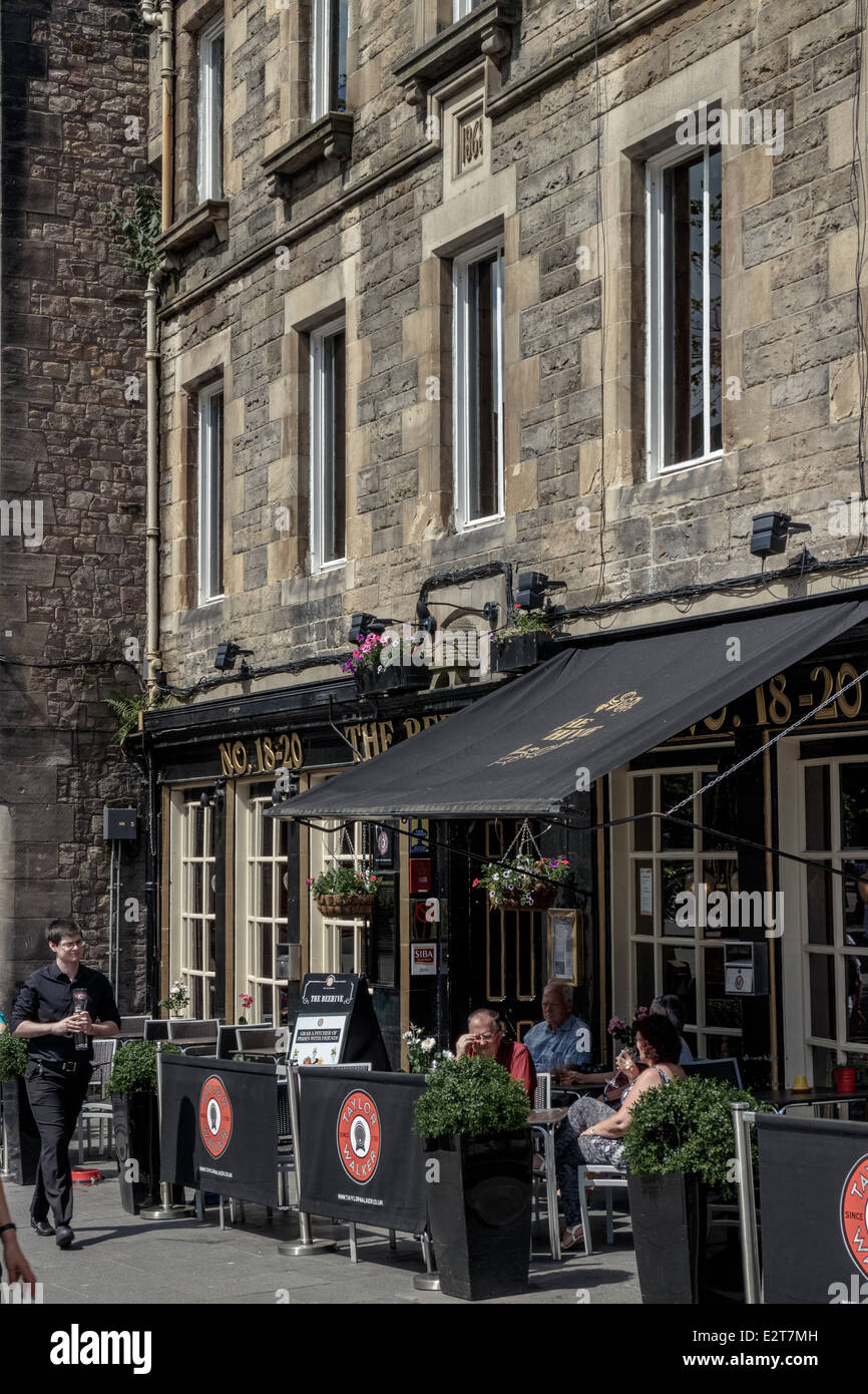 Serveur à l'extérieur de la ruche du Grassmarket Hotel à Edimbourg Banque D'Images
