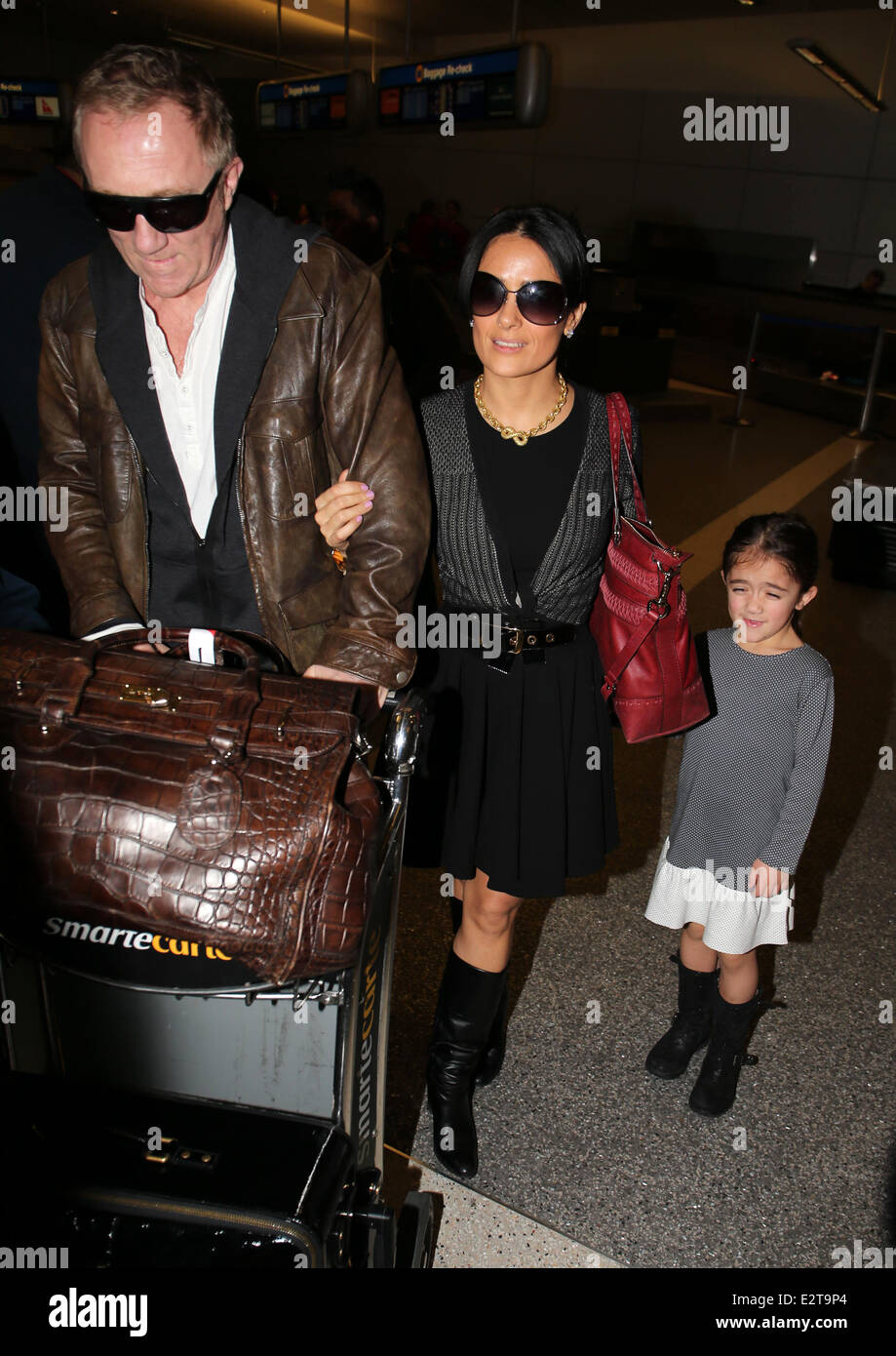 Salma Hayek, son mari milliardaire français et président-directeur général de PPR François-Henri Pinault et leur fille Valentina Paloma Pinault arrivent à l'aéroport de LAX sur un vol. Avec : Salma Hayek, François-Henri Pinault, Valentina Paloma Pinault Où : Los Angeles, Calif. Banque D'Images