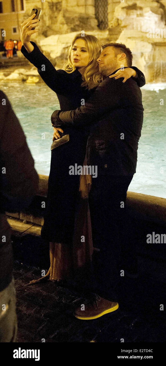 Ashley Benson prend sa photo avec un ventilateur à la Fontaine de Trevi à Rome avec : Ashley Benson, ventilateur Où : Rome, Italie Quand : 22 Oct 2013 Banque D'Images