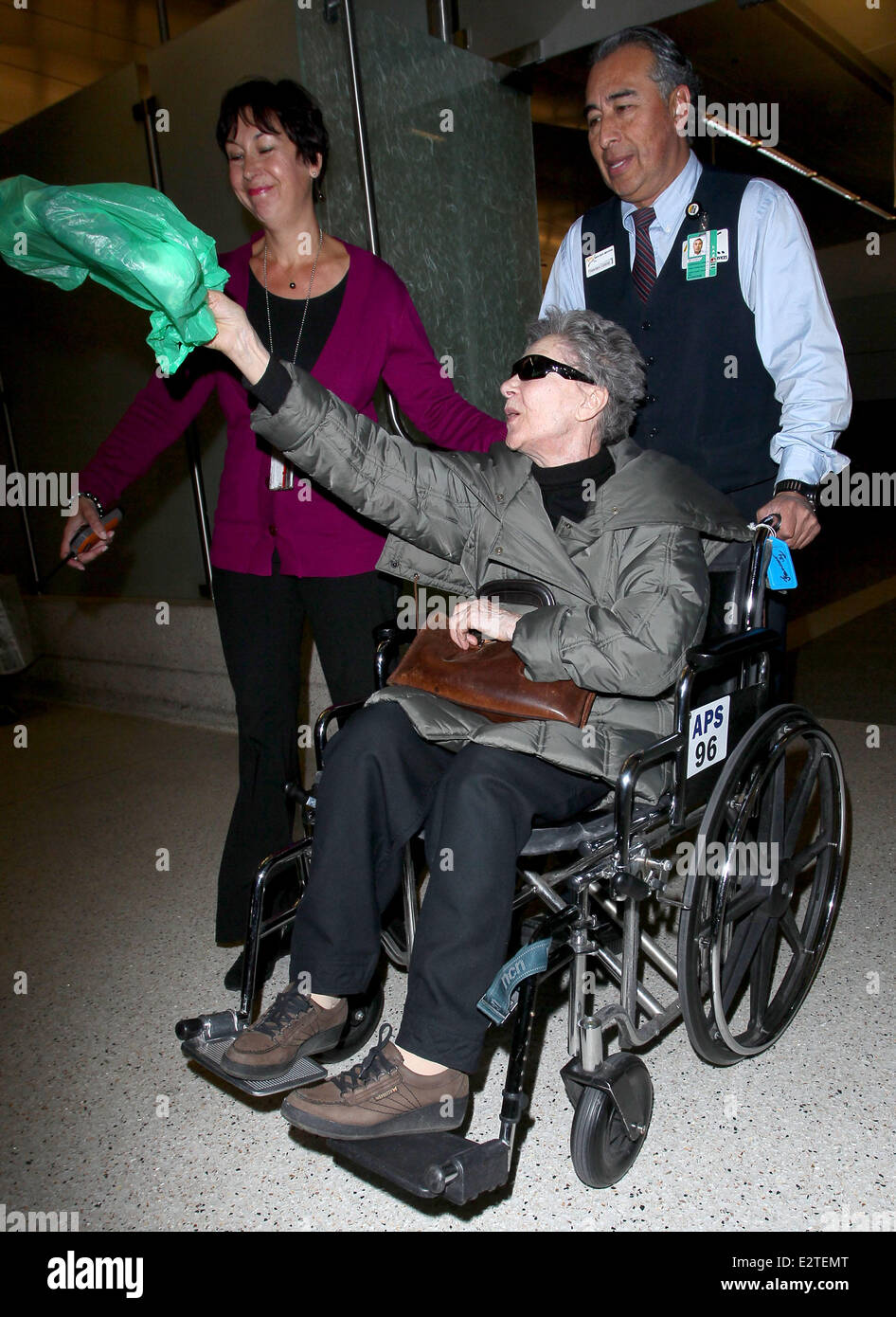 Le plus vieux candidat Oscar Emmanuelle Riva arrive à l'aéroport de LAX dans un fauteuil roulant. Riva 86 tours demain (24Feb13) le jour de la 85e Academy Awards, elle est nominé pour sa performance dans 'Amour' Avec : Emmanuelle Riva Où : Los Angeles, Califor Banque D'Images