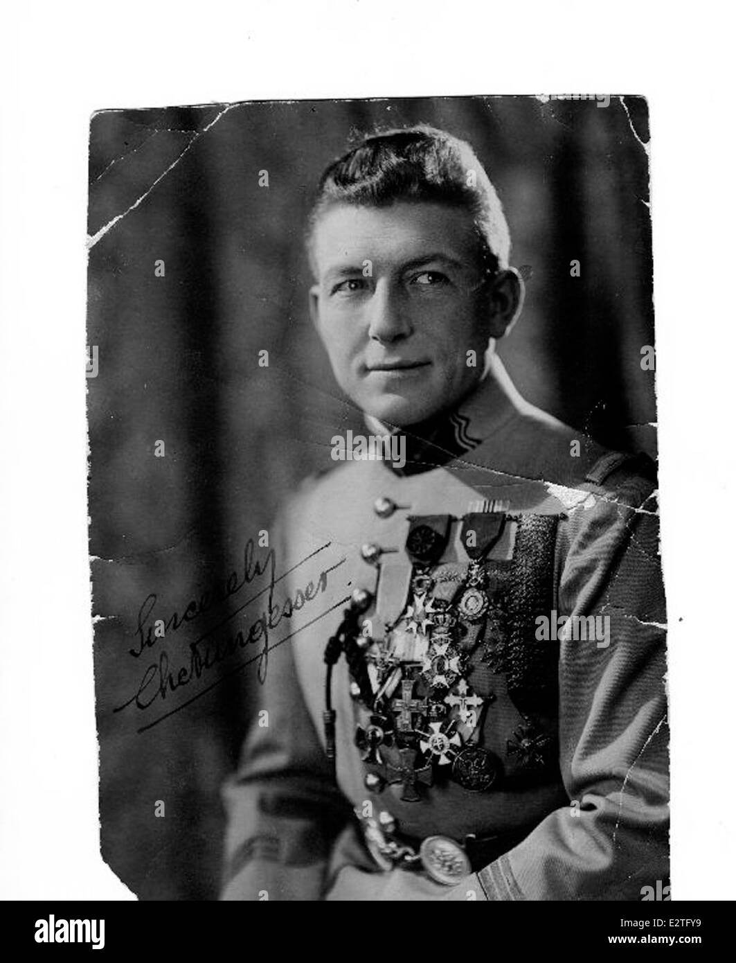 Charles Nungesser était un as de chasse français renommé de la première Guerre mondiale, crédité de plus de 40 victoires aériennes. Ses contributions au combat aérien pendant la guerre lui valent d'être reconnu comme l'un des meilleurs pilotes du conflit, mettant en valeur ses compétences et sa bravoure. Banque D'Images