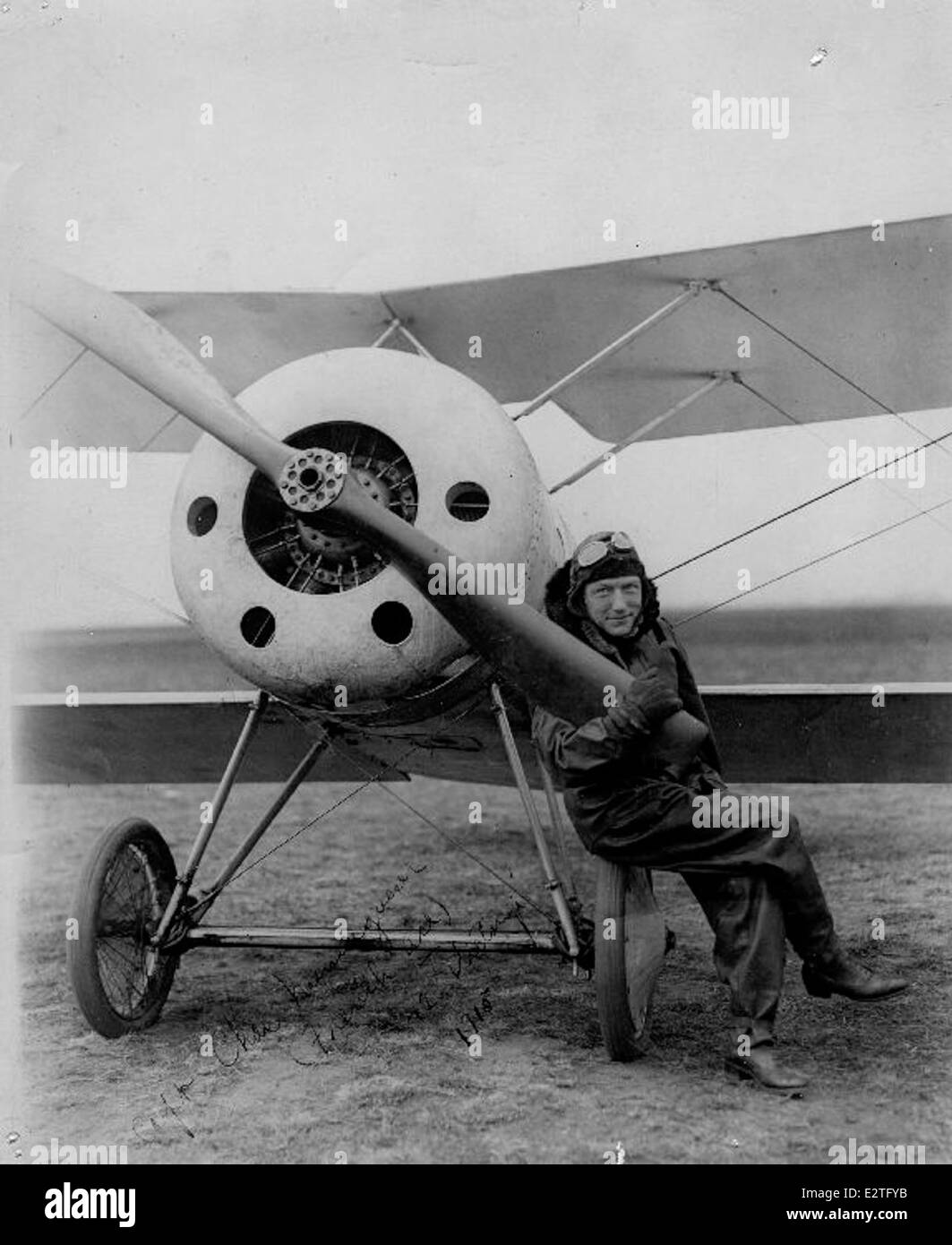 Charles Nungesser était un pionnier de l'aviation française et as de chasse pendant la première Guerre mondiale connu pour ses compétences en combat aérien, il a été célébré comme l'un des as les plus importants de l'armée de l'air française. L’héritage de Nungesser comprend ses vols audacieux et ses nombreuses victoires aériennes, qui ont contribué de manière significative au développement de l’aviation militaire en France au début du XXe siècle. Banque D'Images