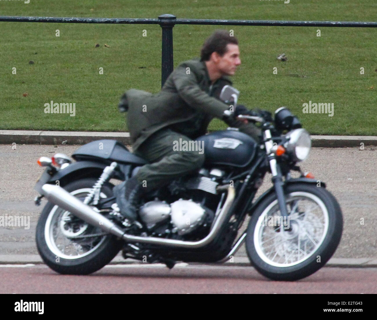 Tom Cruise Se Déplace Sur Une Moto Triumph Sur Le Mall Lors Du