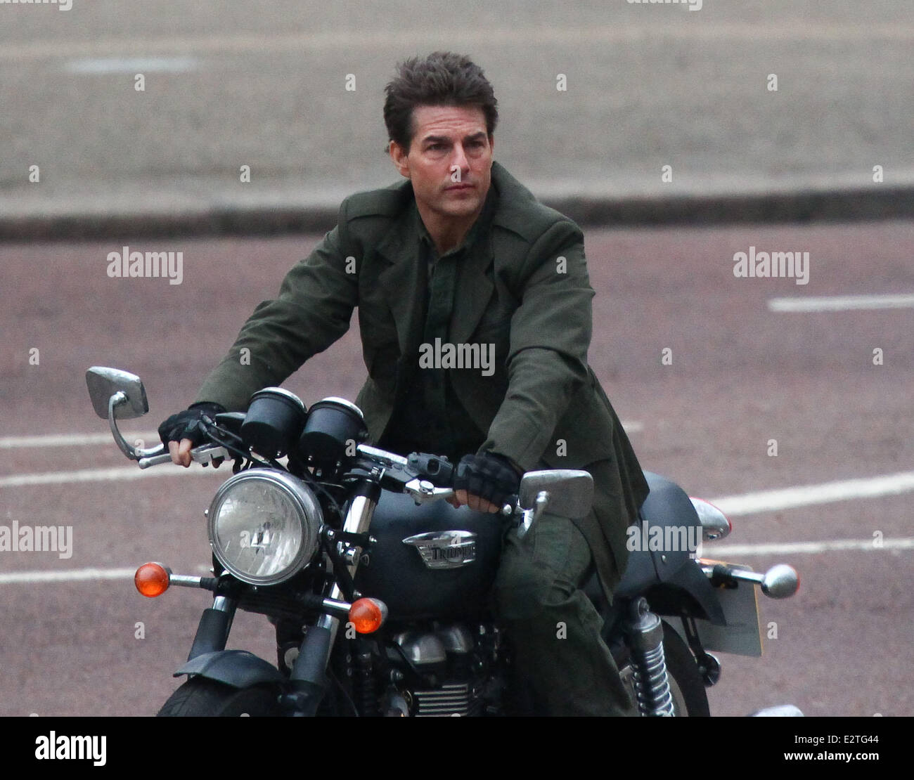 Tom Cruise Se Déplace Sur Une Moto Triumph Sur Le Mall Lors Du