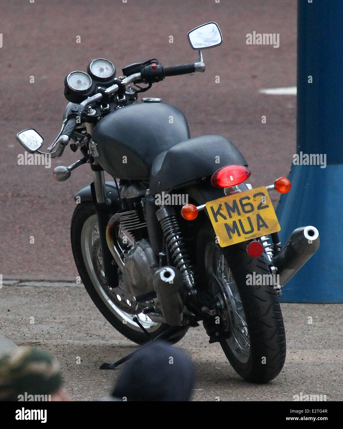 Tom Cruise Se Déplace Sur Une Moto Triumph Sur Le Mall Lors Du