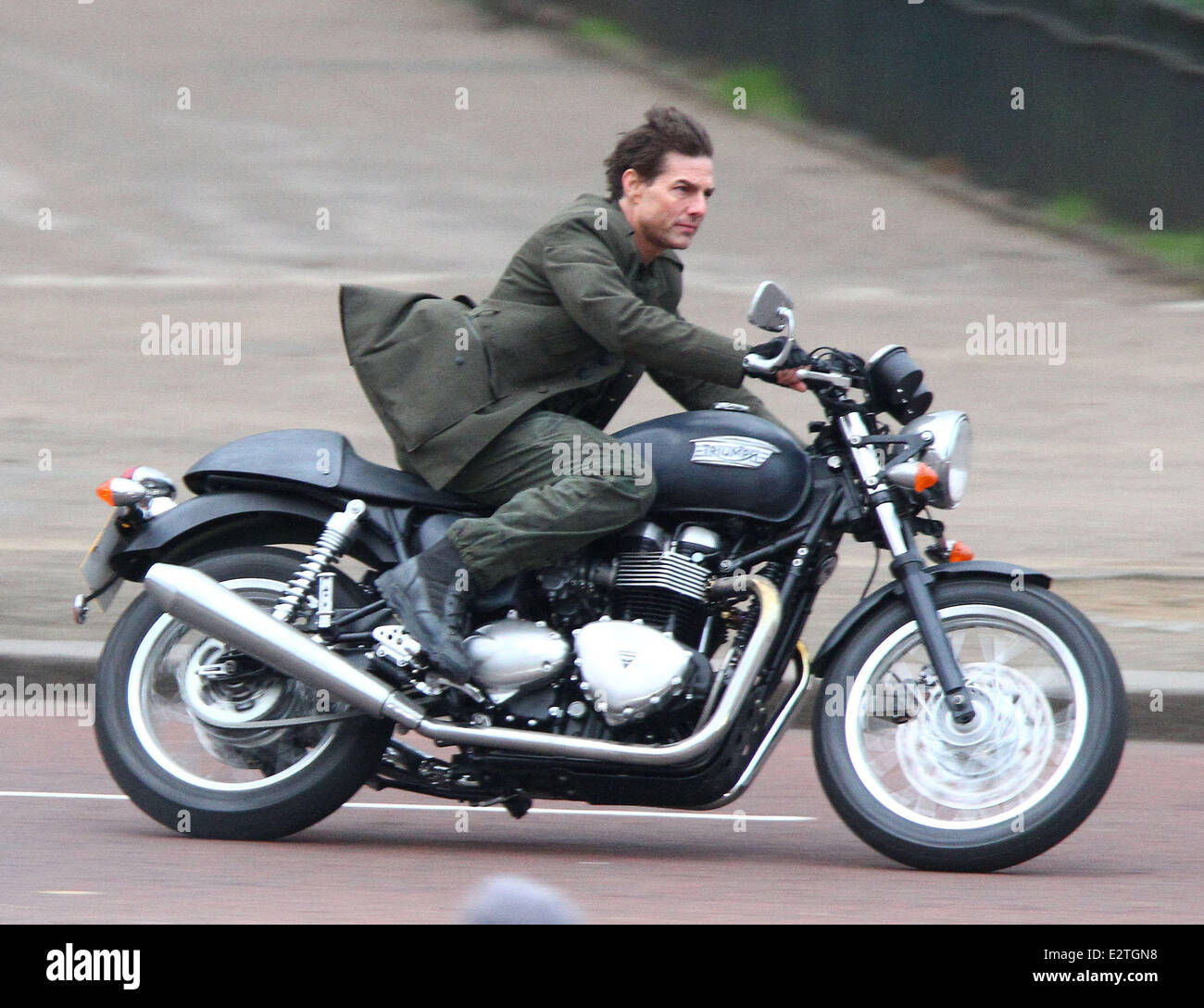 Tom Cruise se déplace sur une moto Triumph sur le Mall lors du tournage  d'une scène de son film 'tout ce qu'il vous faut, c'est tuer" avec : Tom  Cruise Où :
