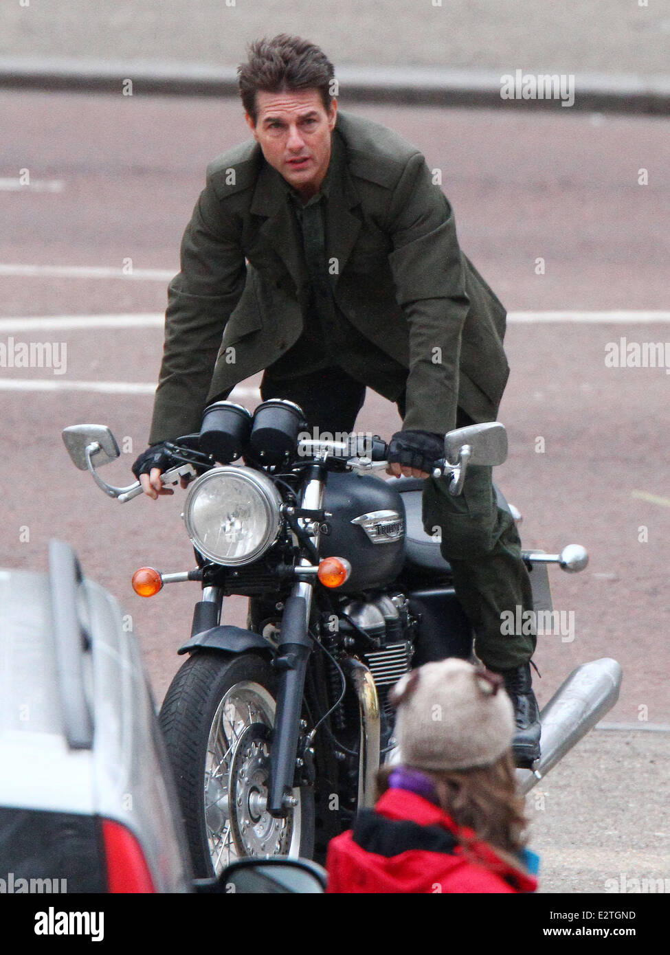 Tom Cruise se déplace sur une moto Triumph sur le Mall lors du tournage  d'une scène de son film 'tout ce qu'il vous faut, c'est tuer" avec Photo  Stock - Alamy