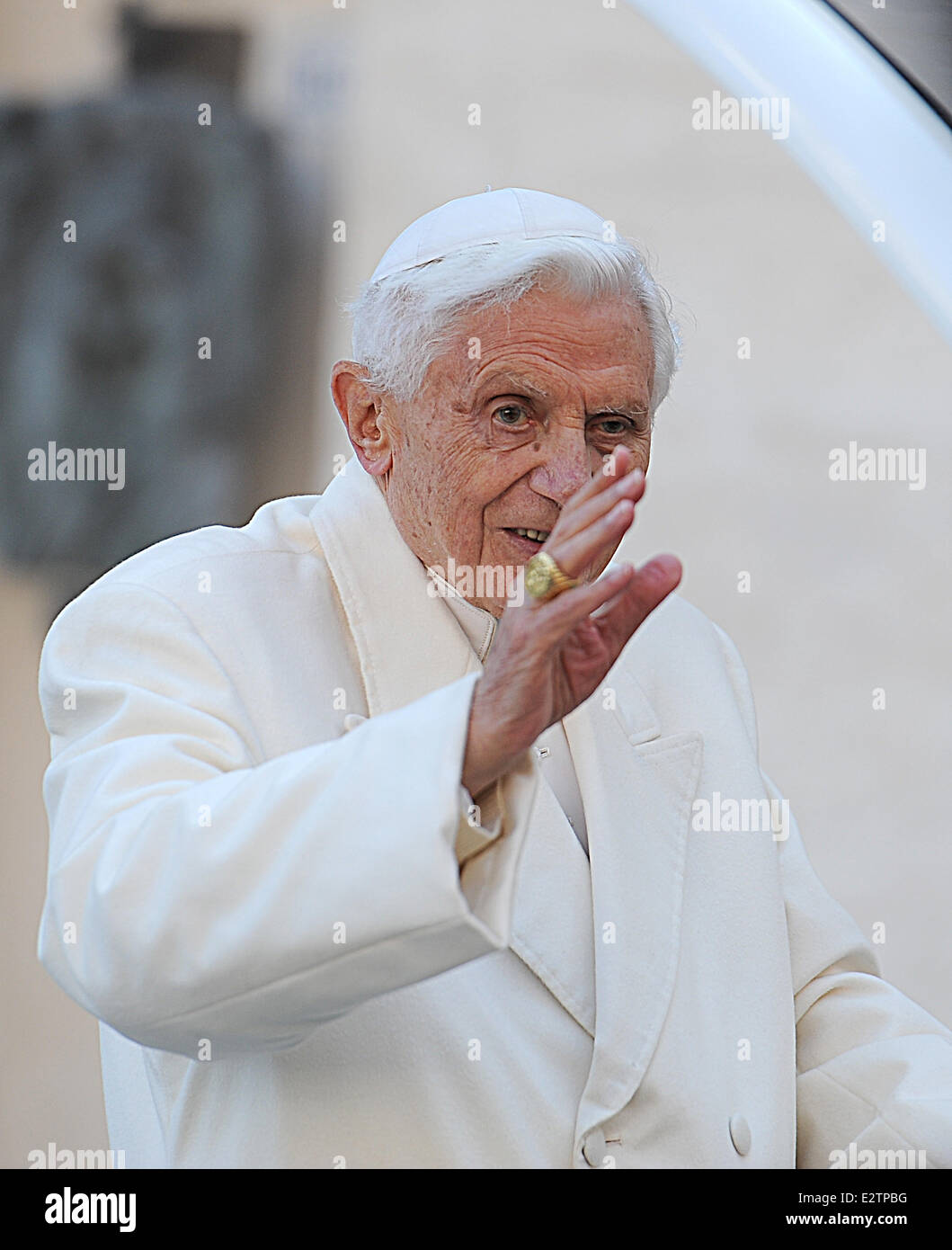 Le pape Benoît XVI préside la "dernière audience devant une foule de fidèles sur la place Saint-Pierre. Comprend : Le Pape Benoît XVI Où : Cité du Vatican, Rome, Italie Quand : 26 févr. 2013 Banque D'Images