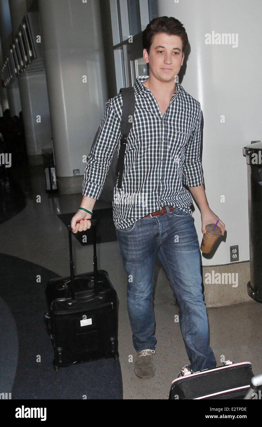 Miles Teller et sa petite amie en arrivant à l'aéroport de LAX avec : Miles Teller où : Los Angeles, California, United States Quand : 25 Oct 2013 Banque D'Images