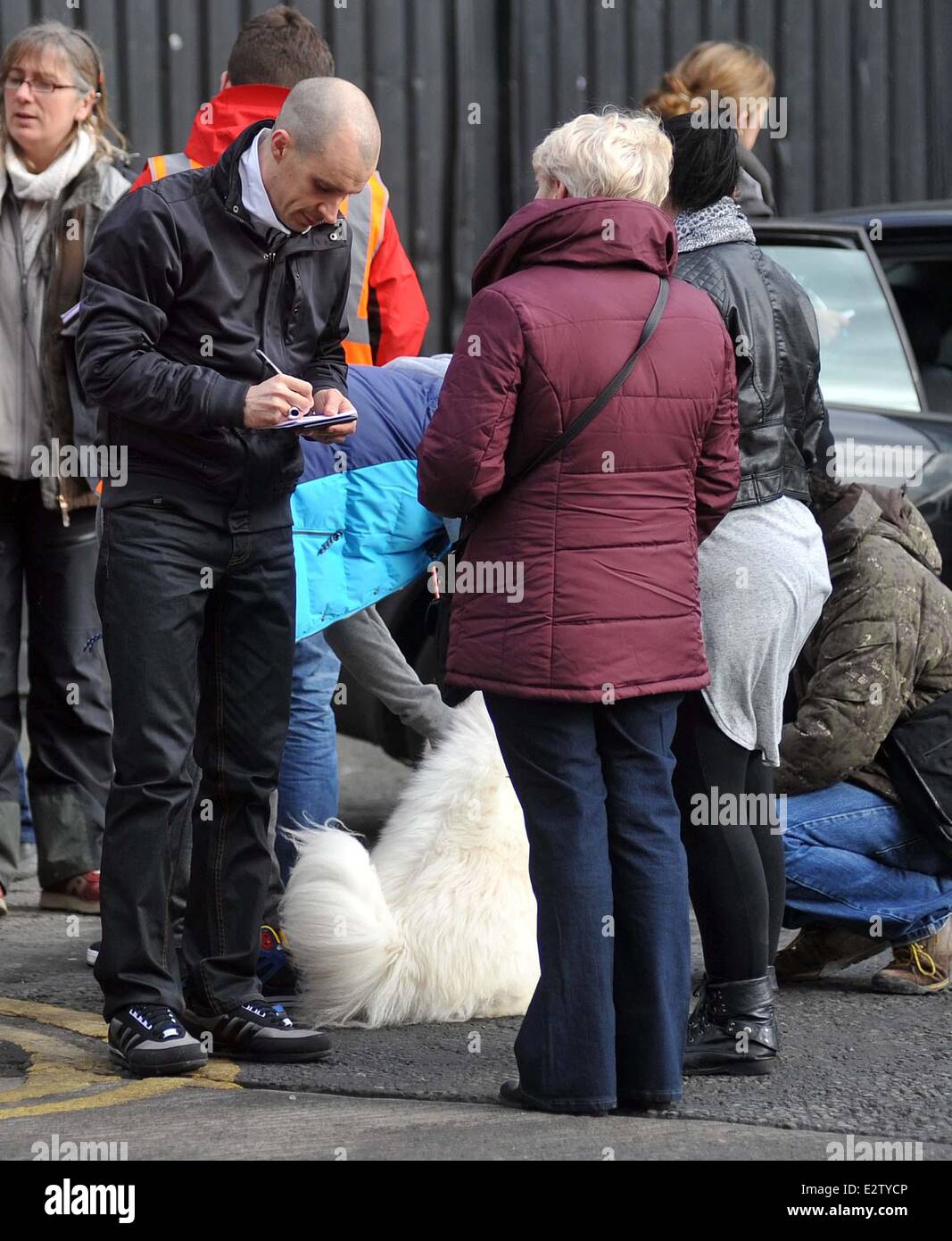 Tom Vaughan-Lawlor rencontre les fans pendant le tournage pour la saison 4 de la série TV "l'amour/haine.' de l'appareil, le véhicule du personnage Vaughan-Lawlor est tombé en panne, provoquant d'AA a demandé de l'aide comprend : Tom Vaughan-Lawlor Où : Dublin, Irlande Quand : 01 Mar Banque D'Images
