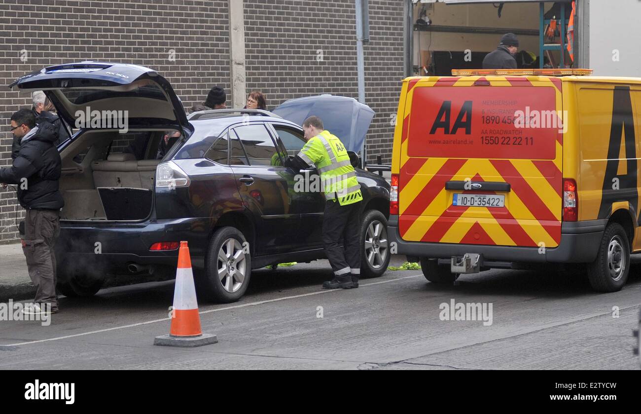 Tom Vaughan-Lawlor rencontre les fans pendant le tournage pour la saison 4 de la série TV "l'amour/haine.' de l'appareil, le véhicule du personnage Vaughan-Lawlor est tombé en panne, provoquant d'AA a demandé de l'aide comprend : Atmosphère Où : Dublin, Irlande Quand : 01 Mars 2013 Banque D'Images
