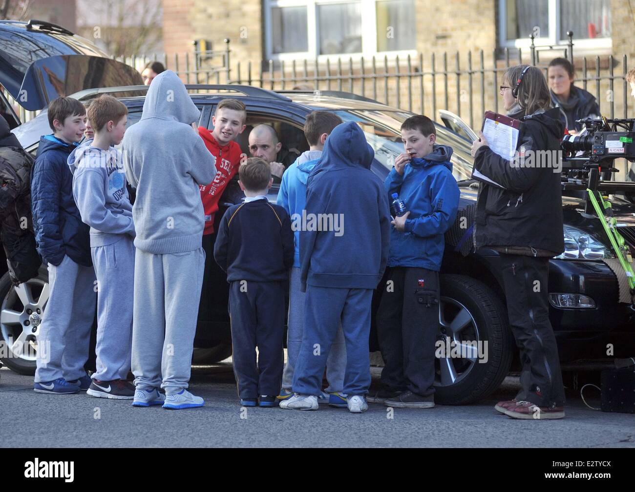 Tom Vaughan-Lawlor rencontre les fans pendant le tournage pour la saison 4 de la série TV "l'amour/haine.' de l'appareil, le personnage Vaughan-Lawlor's Banque D'Images