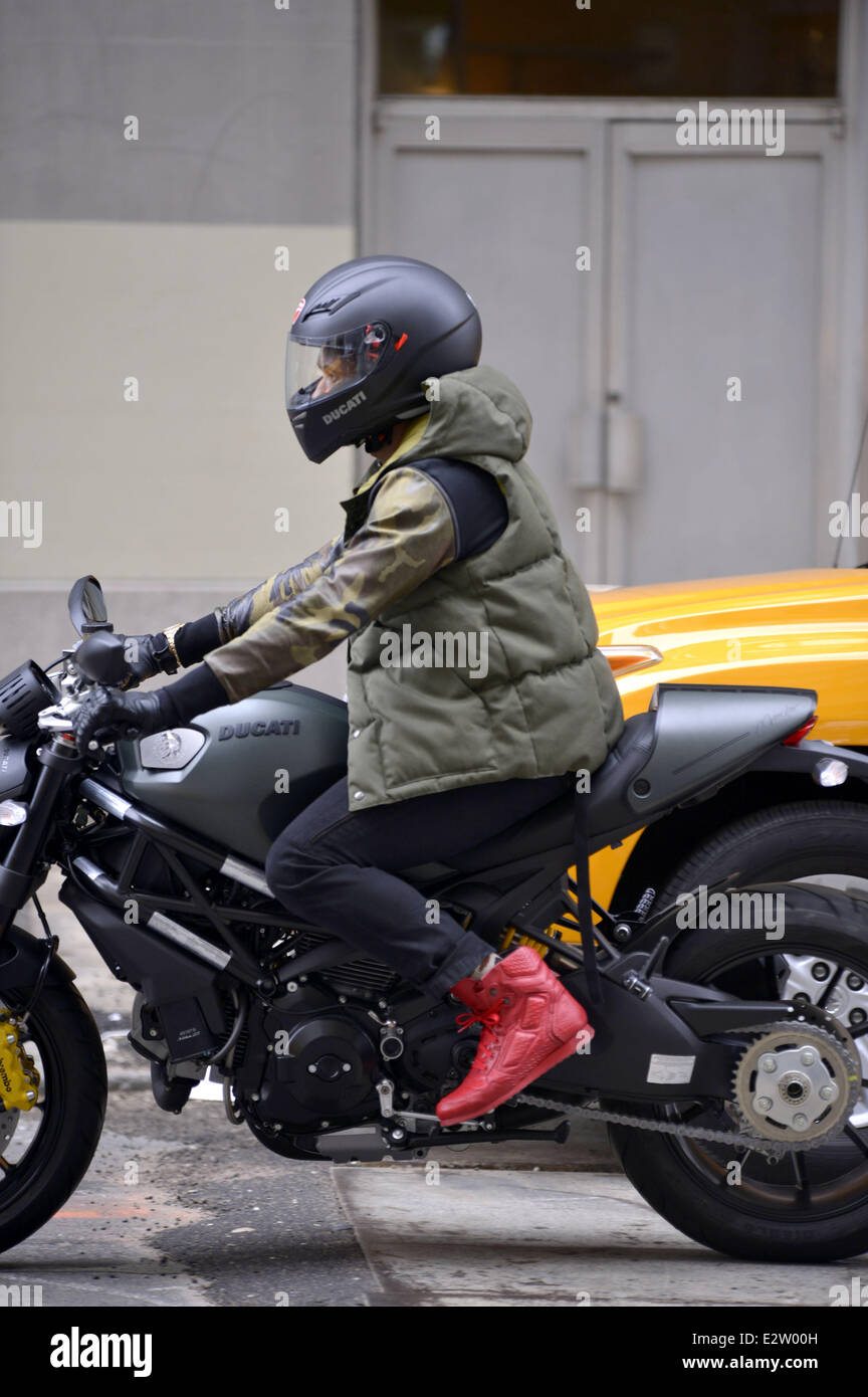 R&B star Usher Raymond prend sa nouvelle moto ducati pour une rotation peu  après la collecte de l'affaire avec nous Photo Stock - Alamy