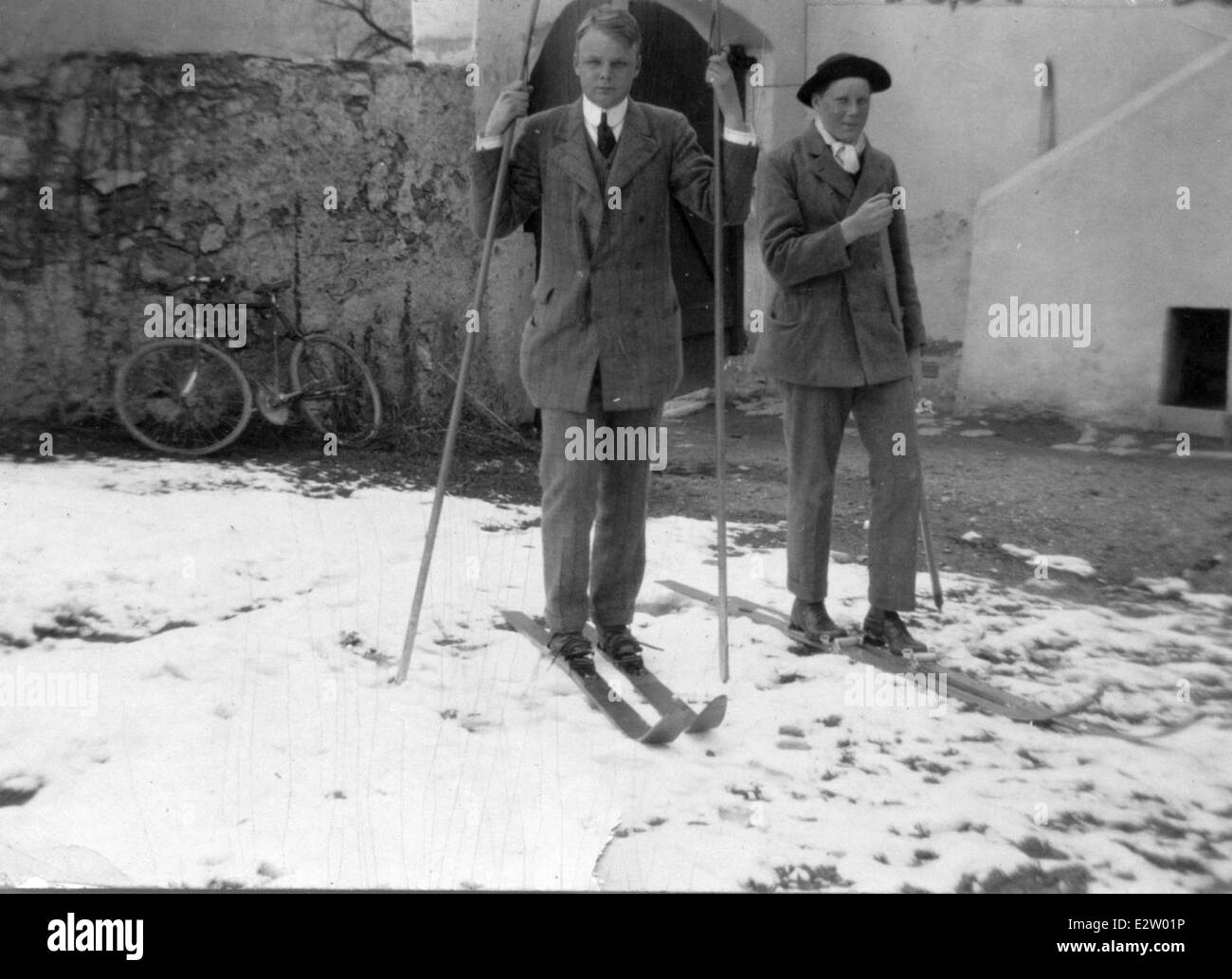Cette photo capture HJ White, un officier de la marine américaine, sur des skis à Brixen, en Autriche. Connu pour son expertise en ski, White a participé à des opérations militaires pendant son service, mettant en valeur la polyvalence du personnel de la Marine dans diverses conditions et environnements pendant la IIe Guerre mondiale Banque D'Images