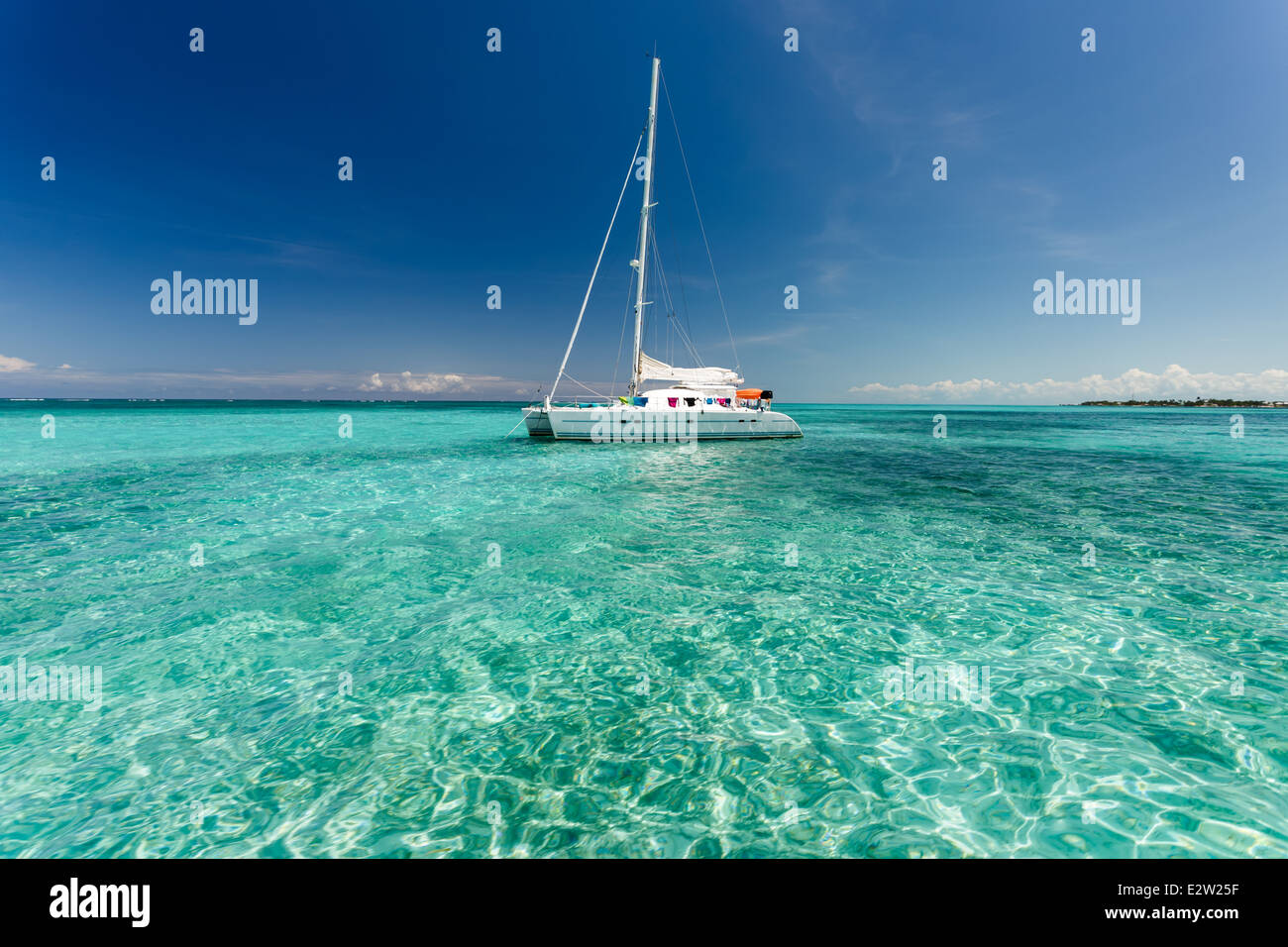 Flotteurs en catamaran dans les eaux tropicales des Caraïbes claire aux beaux jours Banque D'Images