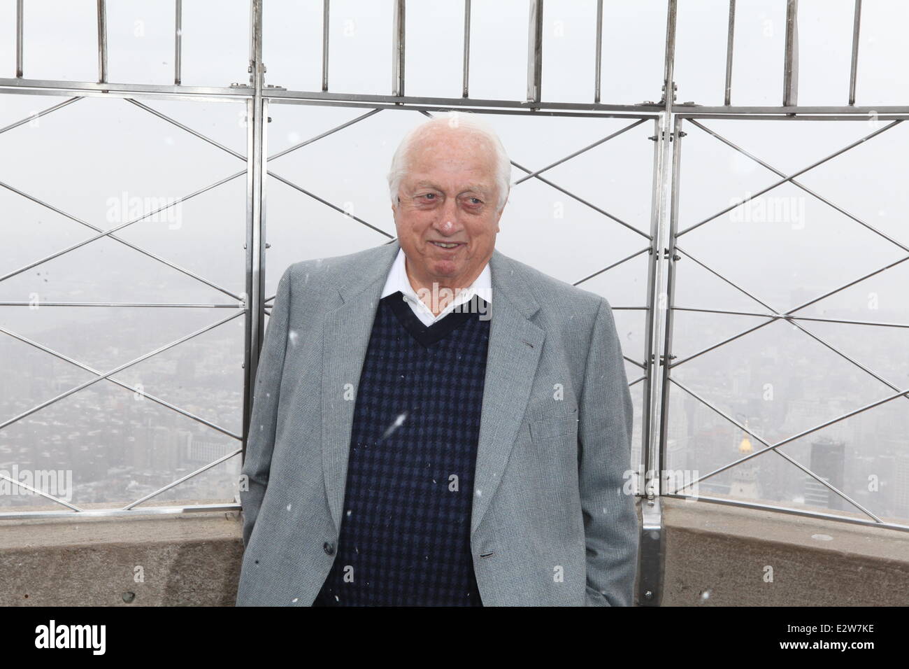 Légende de baseball World Baseball Classic et l'Ambassadeur Tommy Lasorda lights l'Empire State Building pour célébrer le début de tournoi en France avec : Tommy Lasorda Où : New York, NY, United States Quand : 07 Mars 2013 Banque D'Images