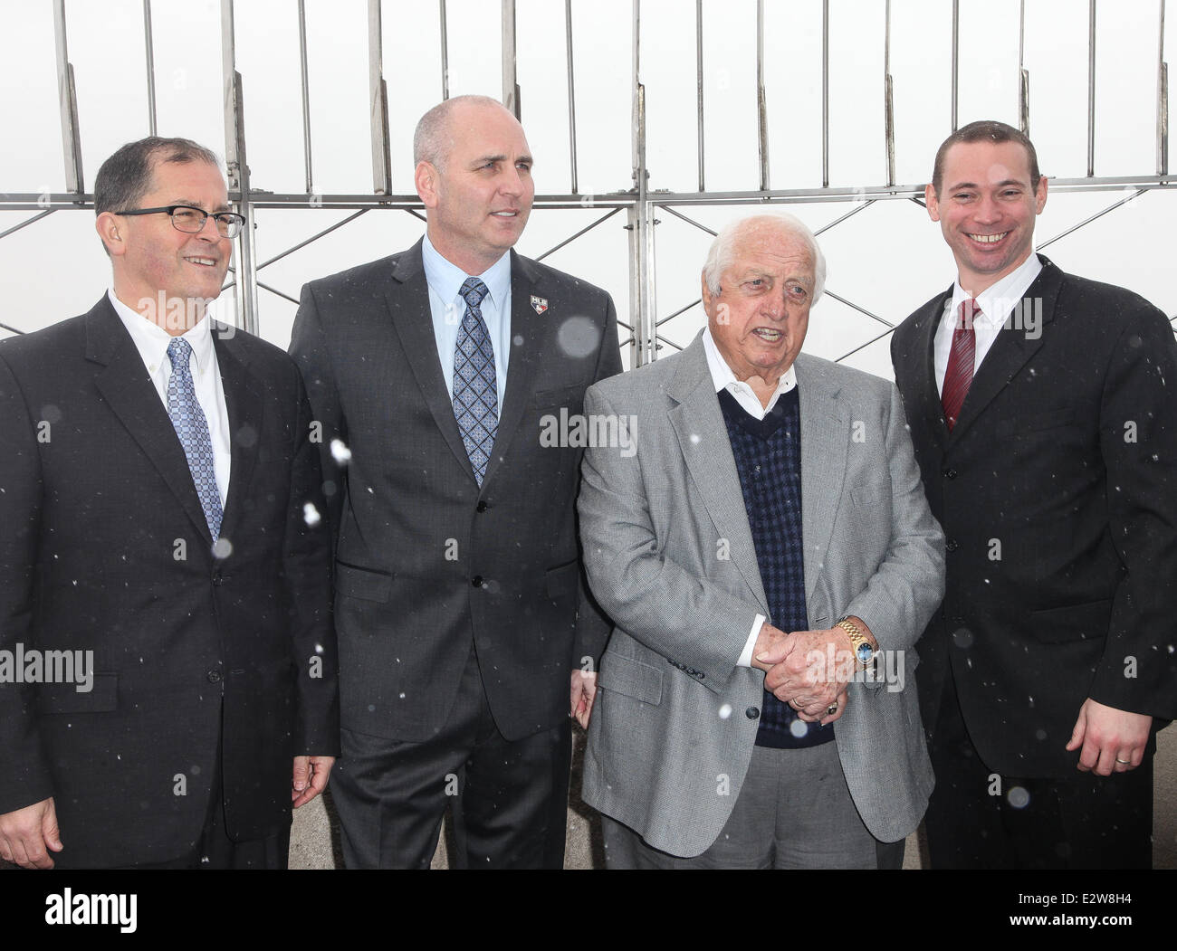 Légende de baseball World Baseball Classic et l'Ambassadeur Tommy Lasorda lights l'Empire State Building pour célébrer le début de tournoi en France avec : Tommy Lasorda,Bill Ripken,Tim Brosnan,Greg Bouris Où : New York, NY, United States Banque D'Images