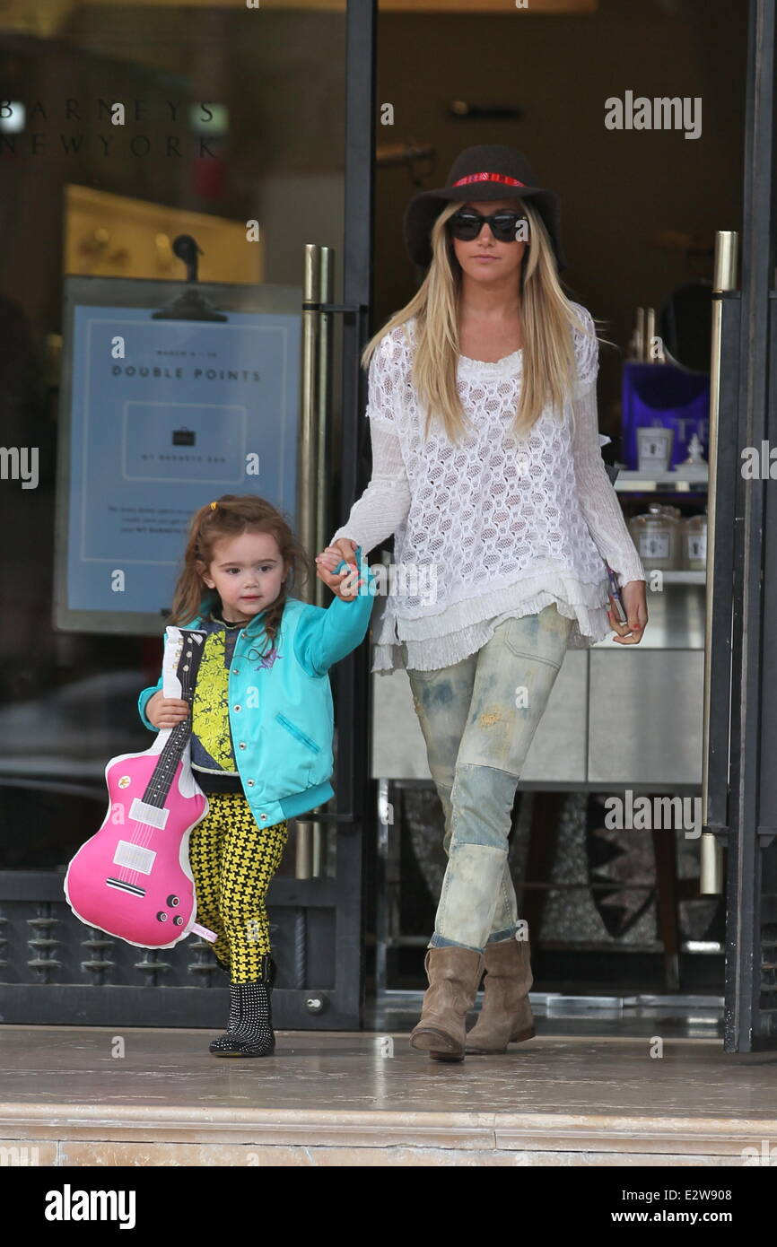 Ashley Tisdale vu avec sa nièce Mikayla laissant Barneys New York avec : Ashley Tisdale Où : Los Angeles, California, United States Quand : 07 Mars 2013 Banque D'Images