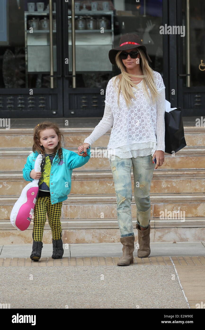 Ashley Tisdale vu avec sa nièce Mikayla laissant Barneys New York avec : Ashley Tisdale Où : Los Angeles, California, United States Quand : 07 Mars 2013 Banque D'Images