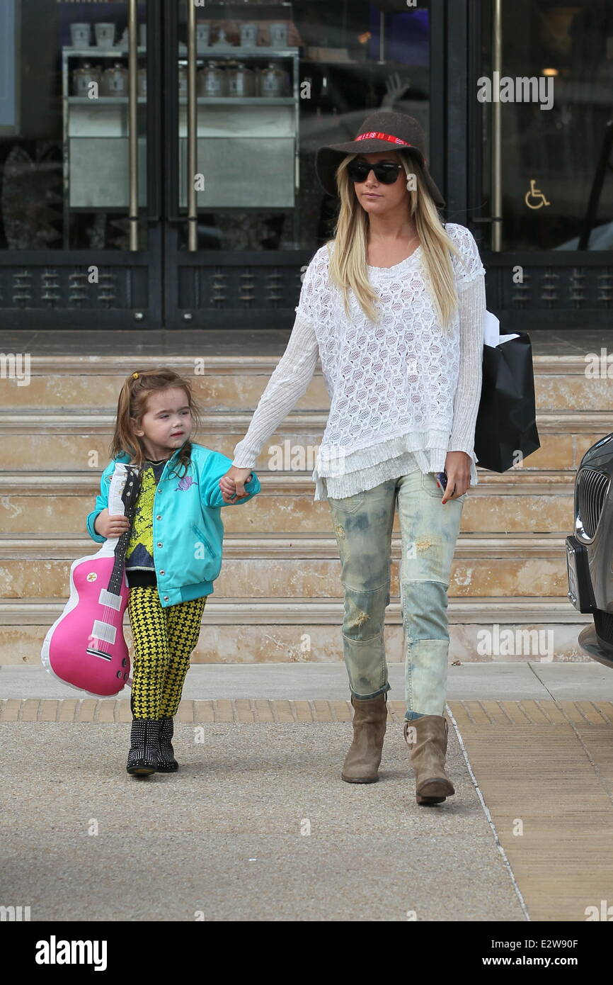 Ashley Tisdale vu avec sa nièce Mikayla laissant Barneys New York avec : Ashley Tisdale Où : Los Angeles, California, United States Quand : 07 Mars 2013 Banque D'Images