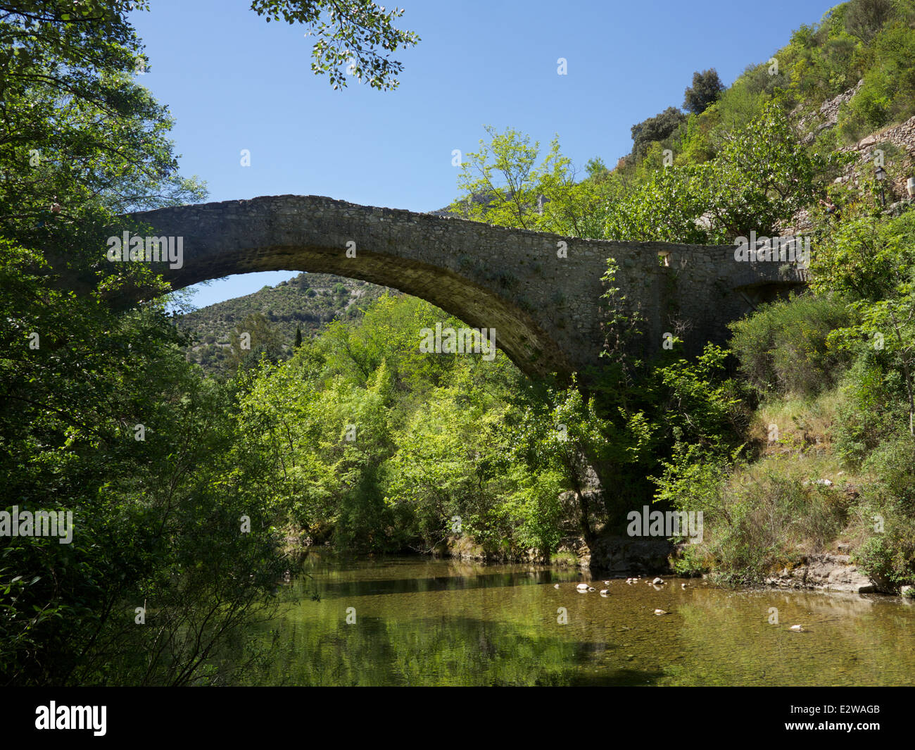 Ancien pont sur la rivière vis dans village de navacelles, les gorges de la vis, gard languedoc roussillon, dans le sud de la france Banque D'Images