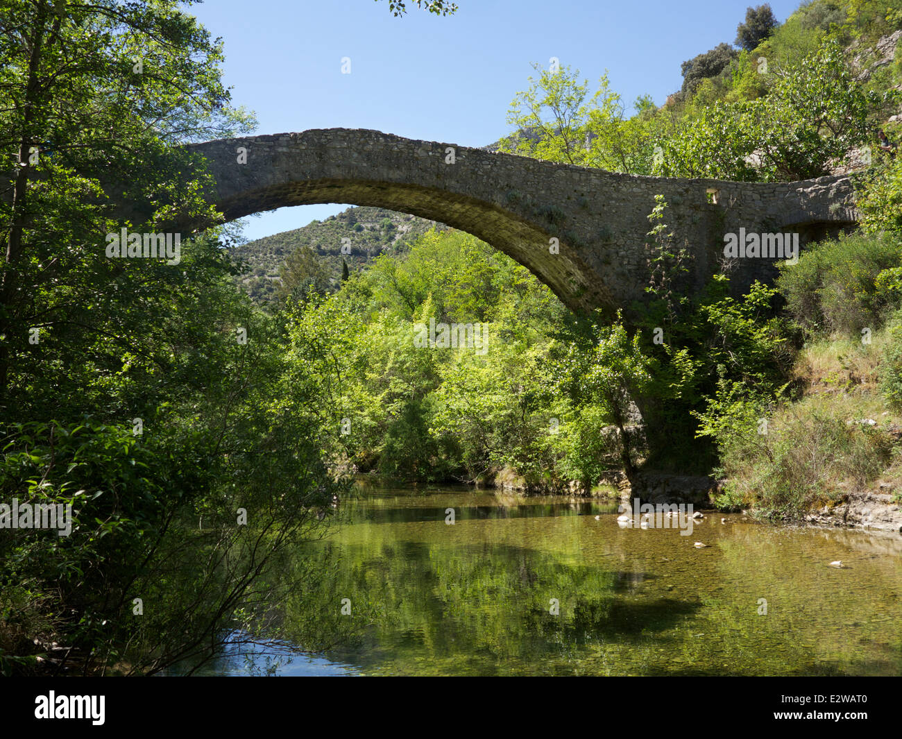 Ancien pont sur la rivière vis dans village de navacelles, les gorges de la vis, gard languedoc roussillon, dans le sud de la france Banque D'Images