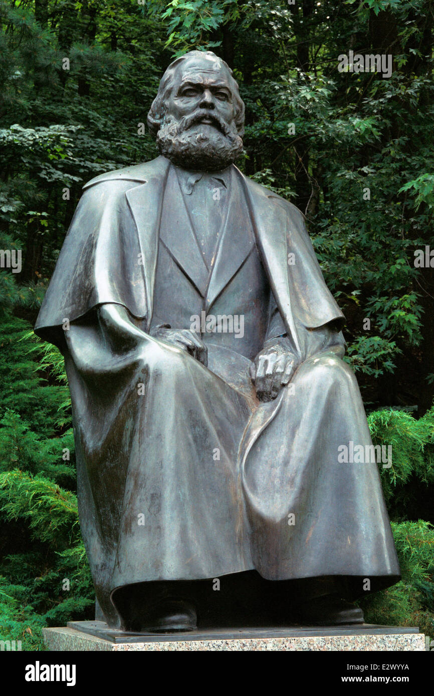 Monument de philosophe et économiste allemand Karl Marx à Karlovy Vary, République tchèque. Banque D'Images