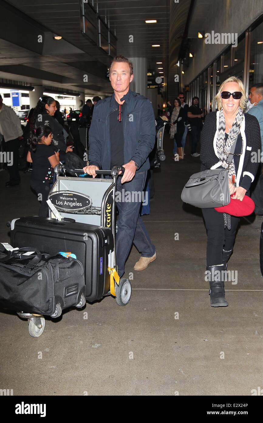 Martin Kemp et épouse Shirlie Holliman vu à l'Aéroport International de Los Angeles avec : Martin Kemp, Shirlie Holliman Où : Los Angeles, CA, United States Quand : 18 Mars 2013 Banque D'Images