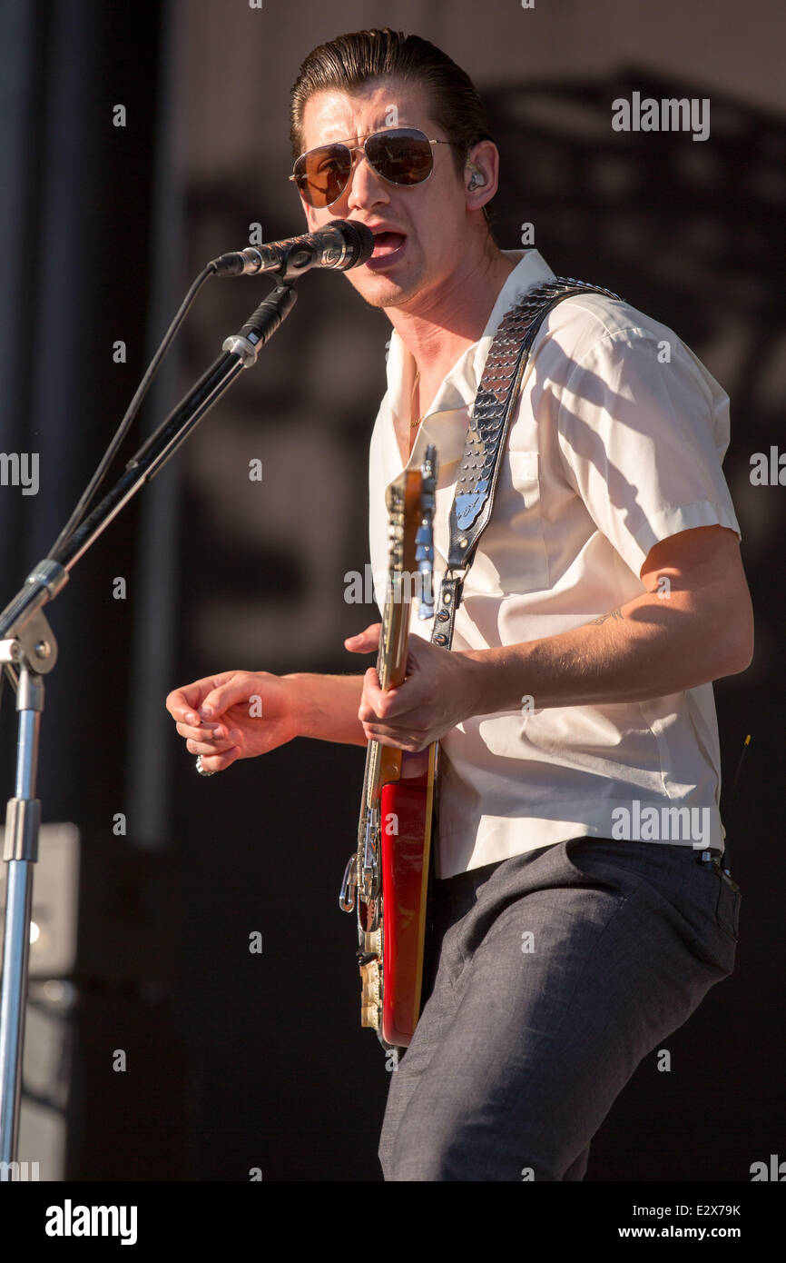 Dover, Delaware, USA. 20 Juin, 2014. Le chanteur Alex Turner du groupe Arctic Monkeys effectue en direct sur la 2014 Firefly Music Festival à Dover, Delaware Crédit : Daniel DeSlover/ZUMAPRESS.com/Alamy Live News Banque D'Images Dover, Delaware, USA. 20 Juin, 2014. Le chanteur Alex Turner du groupe Arctic Monkeys effectue en direct sur la 2014 Firefly Music Festival à Dover, Delaware Crédit : Daniel DeSlover/ZUMAPRESS.com/Alamy Live News Banque D'Images